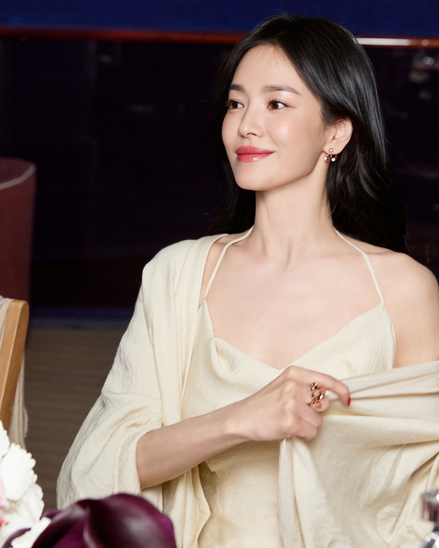 송혜교, 우아하게 고혹적이게…요트 위 여신 (포토)