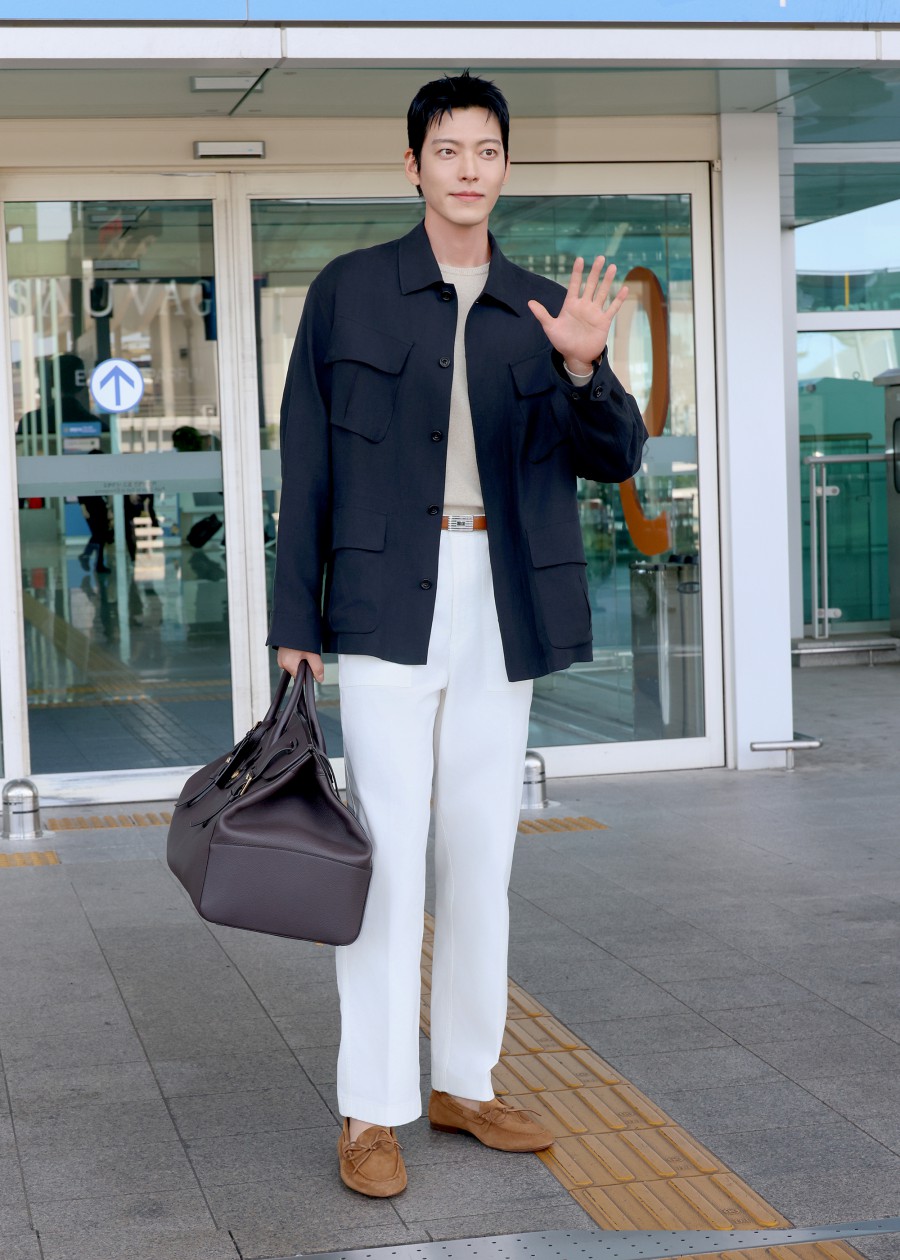 김우빈, 공항패션도 럭셔리 그 자체…밀라노 향하는 새신랑 (포토)