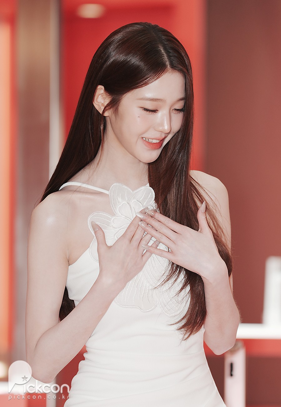장원영, 수줍은 손하트 (포토)