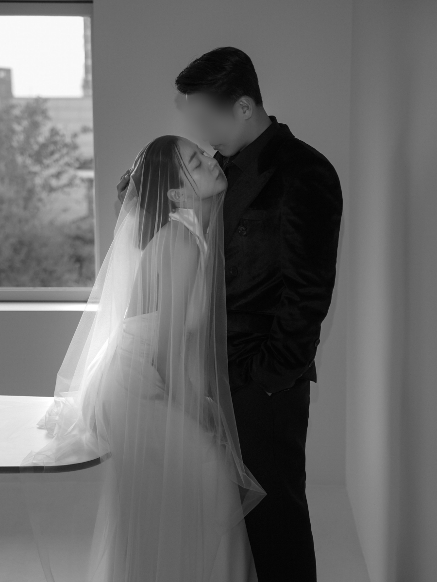 '9월 결혼' 류화영, 웨딩화보 공개…훈남 '사업가♥'와 애정가득 뽀뽀