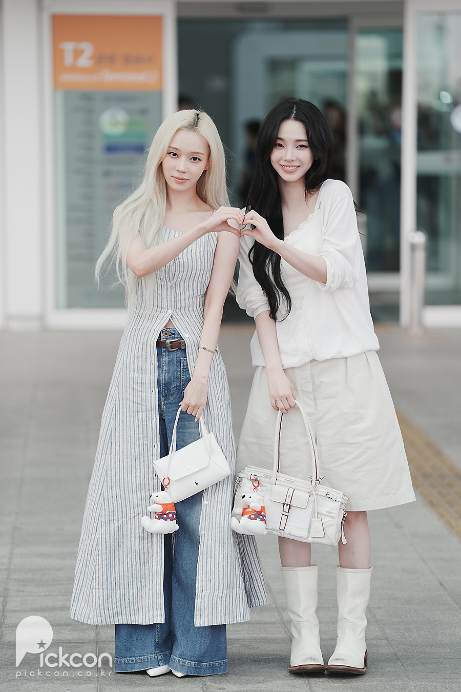 카리나·윈터가 말아주는 '흑금 비주얼' (포토)