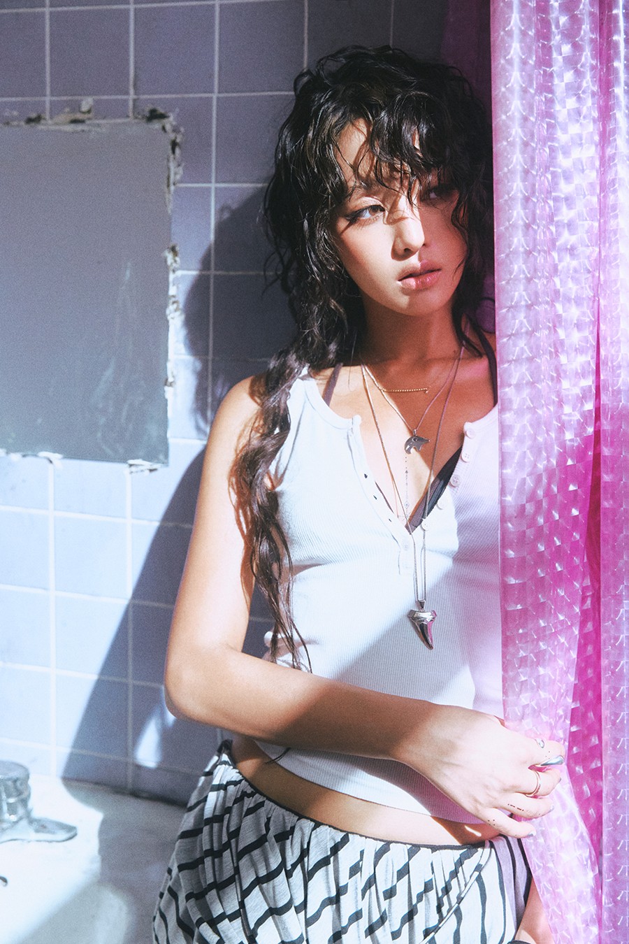 '7월 6일 컴백' 아이들, 새 앨범 첫 콘셉트 포토 공개…여름 감성 담았다