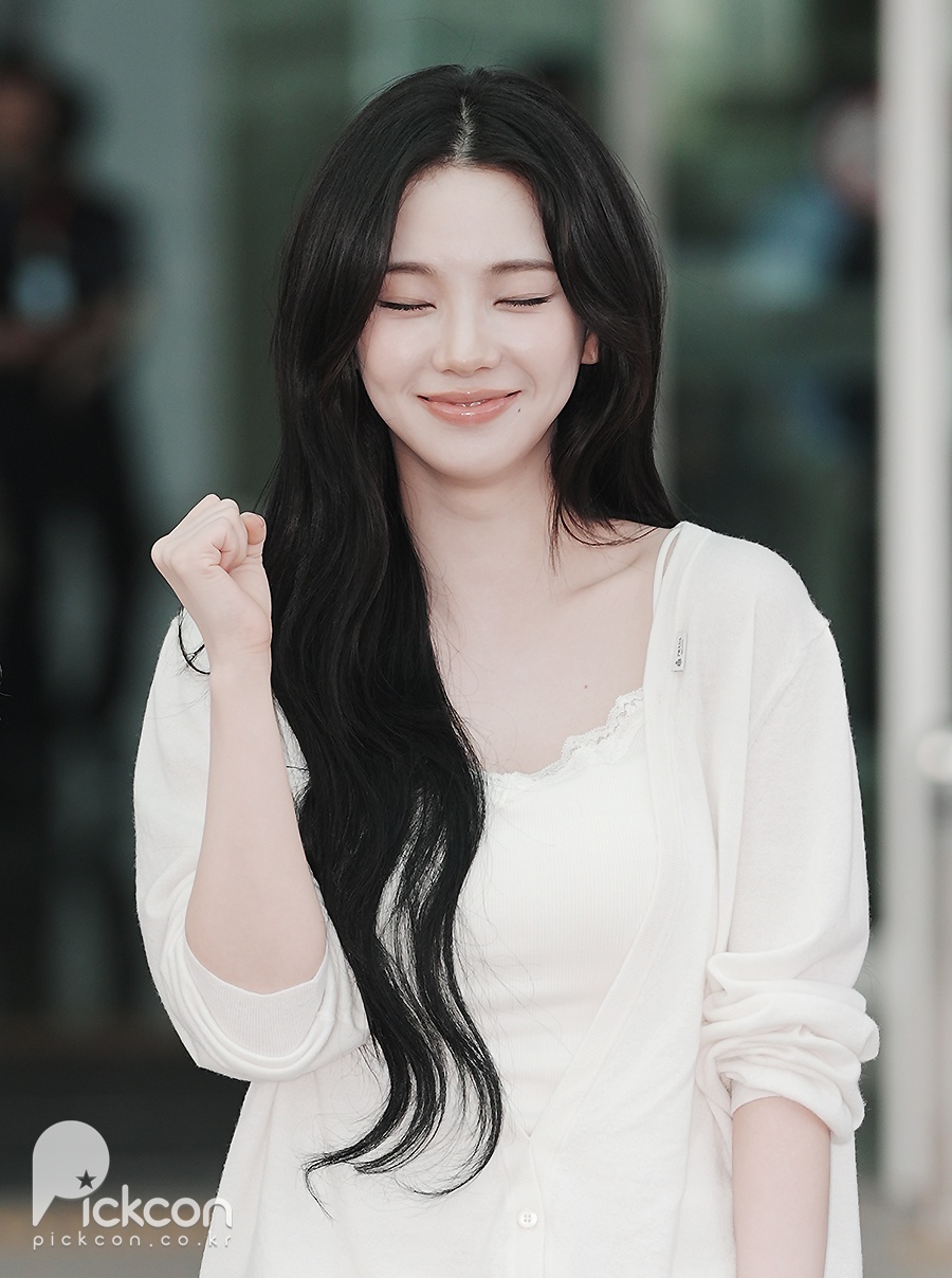 에스파 카리나, 곰인형 먹는 거 아니에요 (포토)
