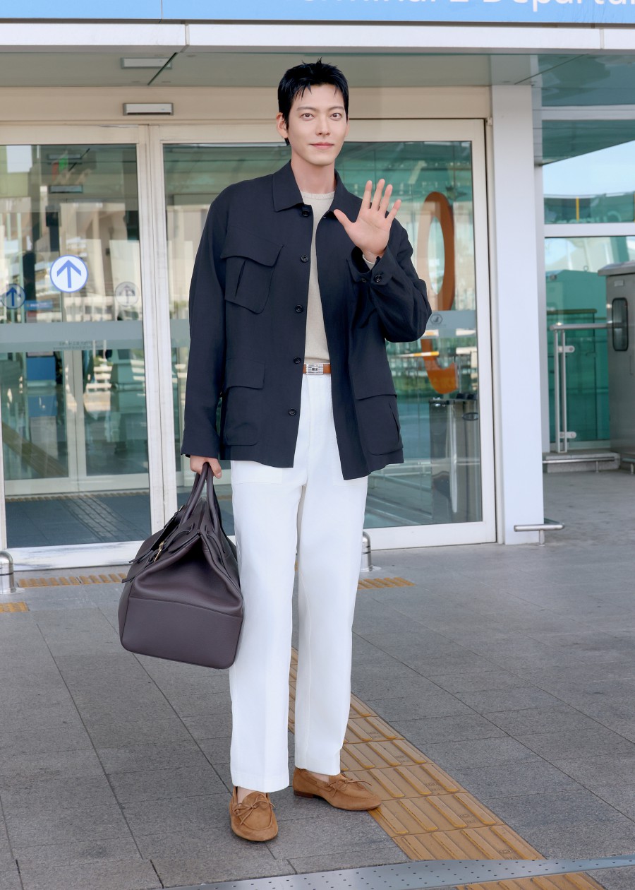 김우빈, 공항패션도 럭셔리 그 자체…밀라노 향하는 새신랑 (포토)