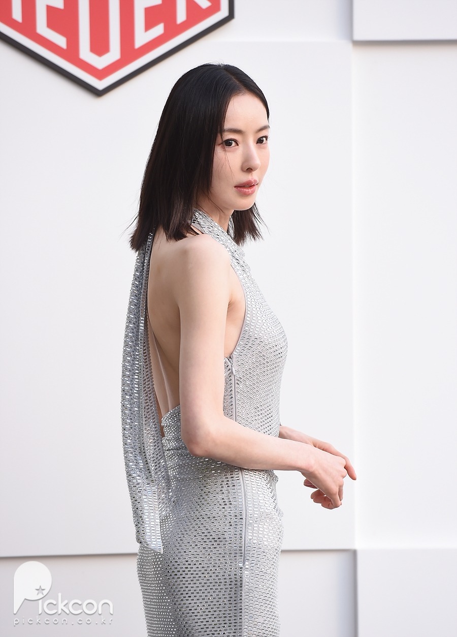 이다희, 시원하게 뚫린 백리스 뒤태 (포토)