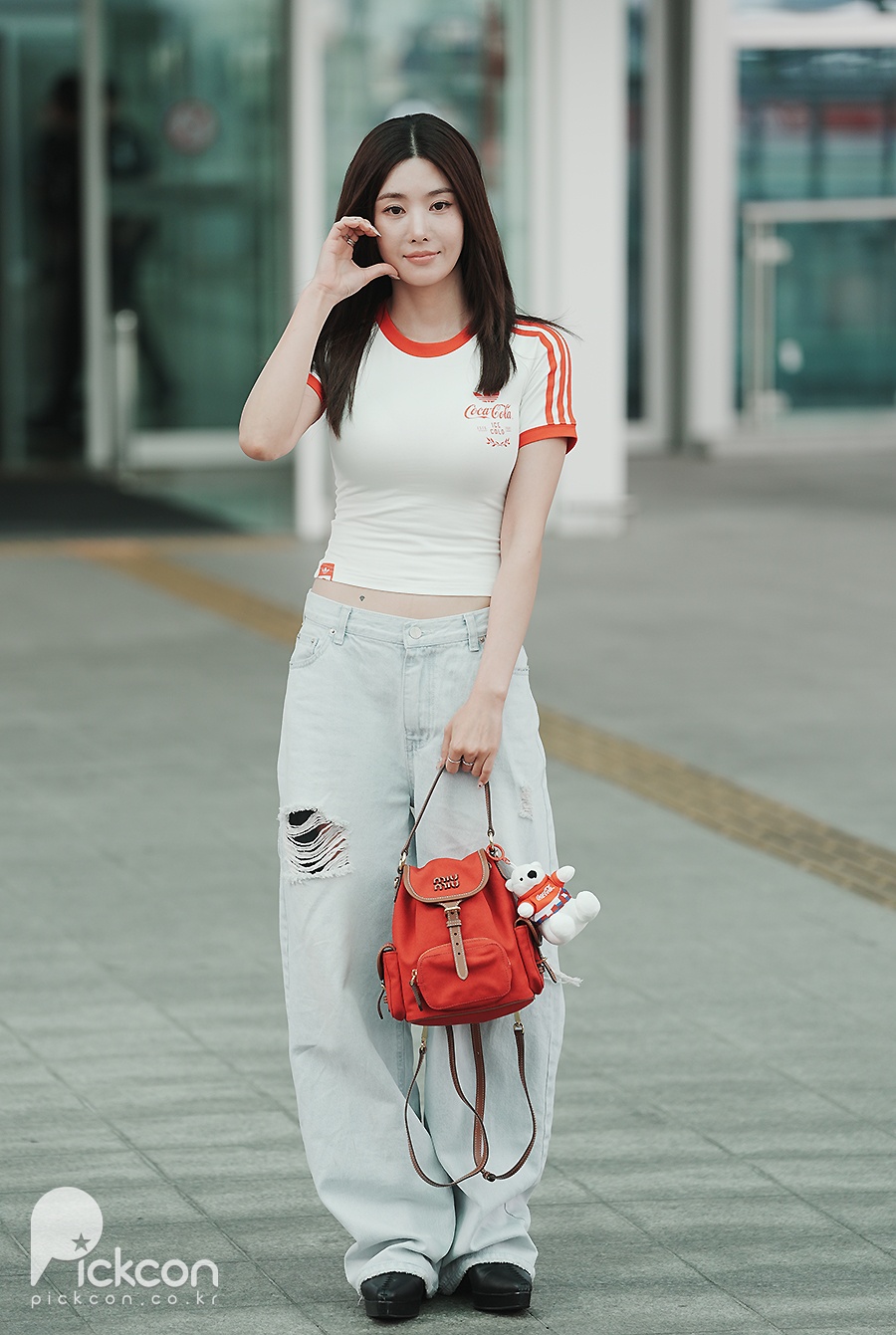 권은비, 볼륨감 이 정도라고? 평범한 크롭톱에도 압도적 글래머 (포토)
