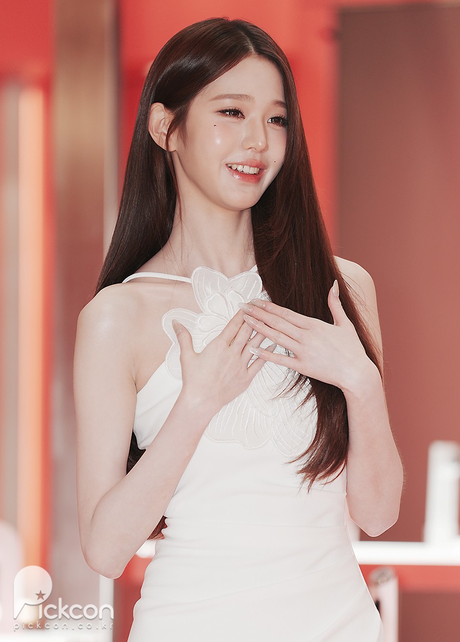 장원영, 수줍은 손하트 (포토)