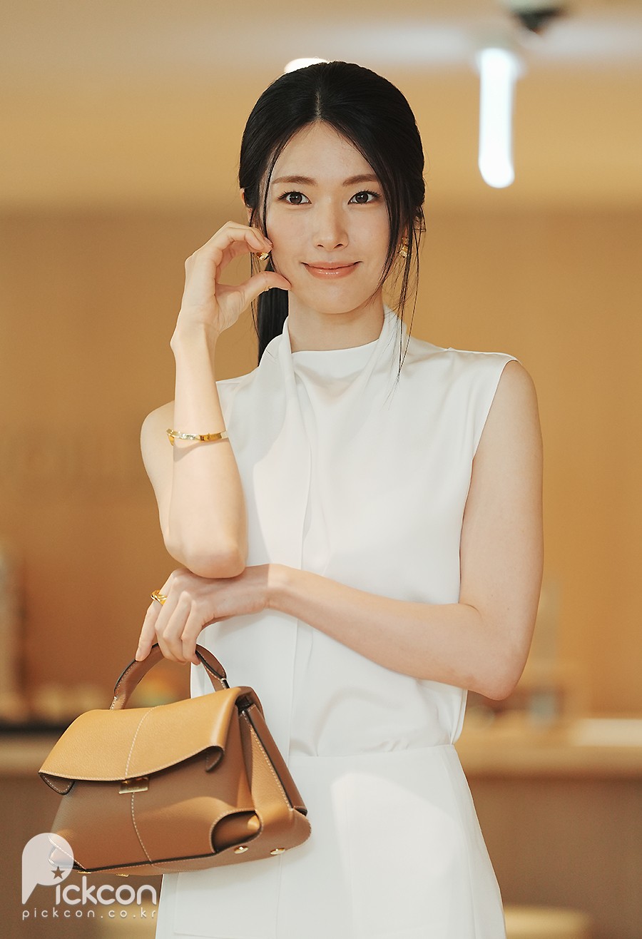 하영, 우아한 비주얼 속 반전 깜찍 매력 (포토)