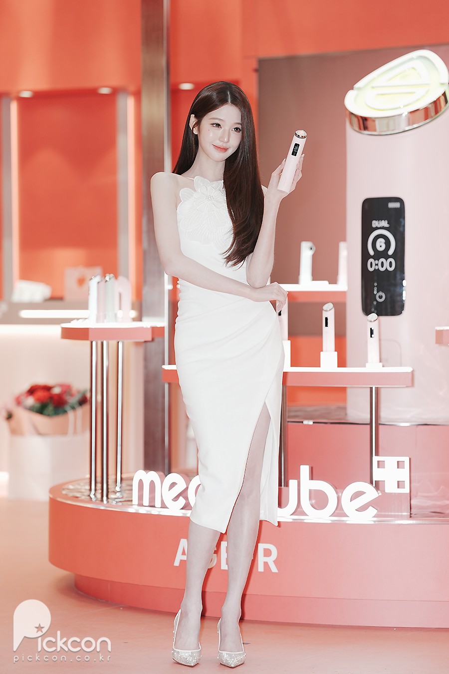 아이브 장원영, 살짝 트인 드레스로 아찔 성숙미 (포토)