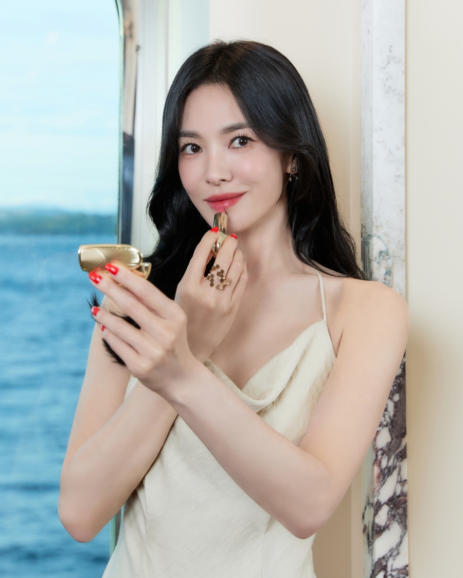 송혜교, 우아하게 고혹적이게…요트 위 여신 (포토)