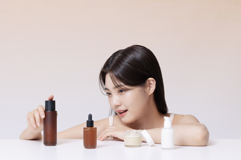 ▲ 최근 청소년들 사이에서 성인용 화장품과 기능성 스킨케어 제품 사용이 늘고 있는 가운데, 과도한 피부 관리가 오히려 피부 자극과 알레르기 반응을 유발할 수 있다는 전문가 경고가 나왔다. (사진=DB)