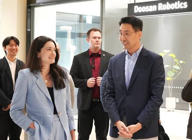 젠슨 황 엔비디아 CEO의 장녀인 매디슨 황(왼쪽) 엔비디아 옴니버스 및 로보틱스 제품 마케팅 수석 이사가 4월 성남시 분당구 두산로보틱스 이노베이션 센터를 방문해 김민표(오른쪽) 두산로보틱스 대표와 양사 간 기술 협력 방안을 논의하는 모습. 두산그룹