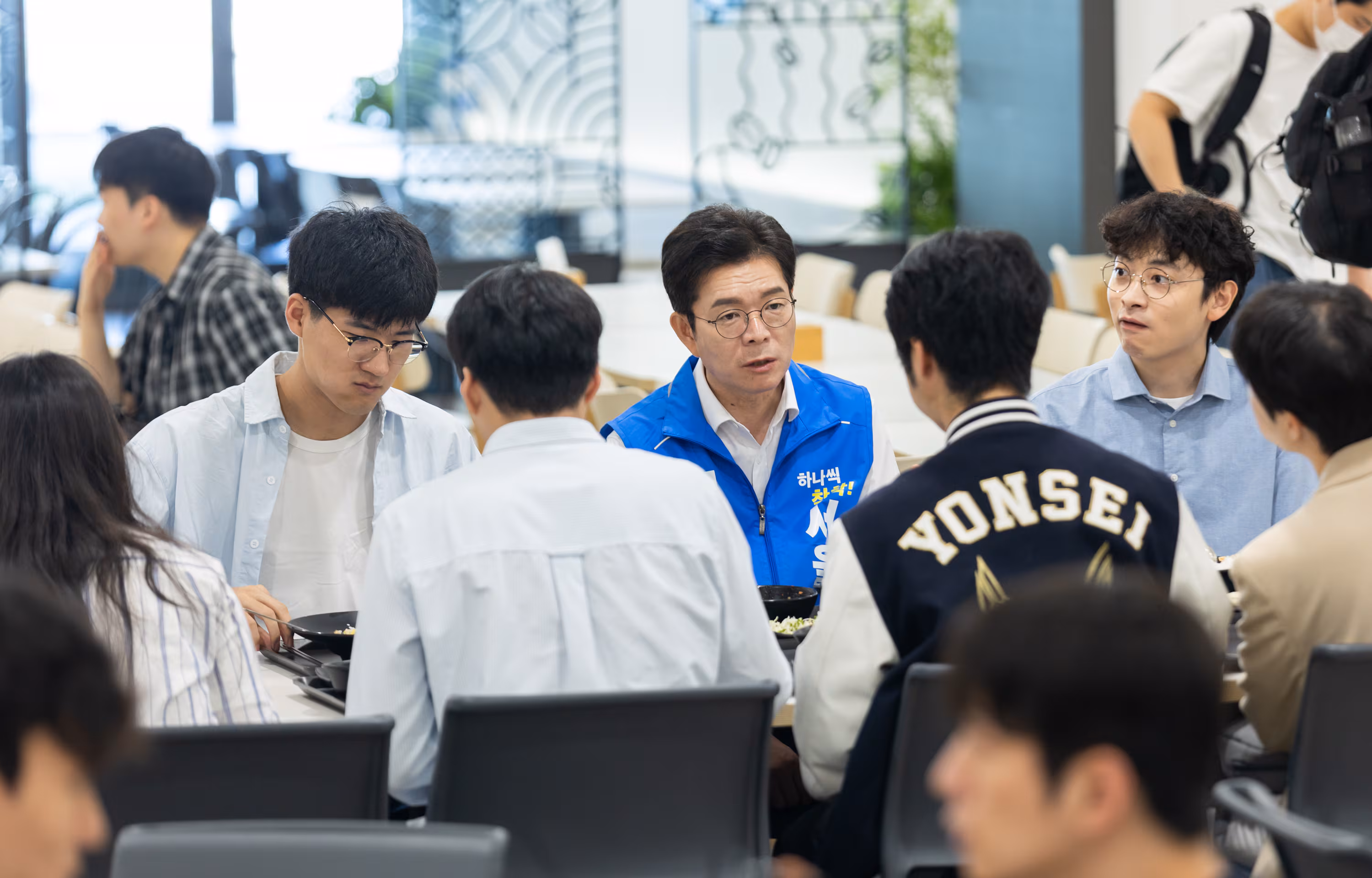 2일 정원오 더불어민주당 서울시장 후보가 서울 서대문구 연세대학교에 방문해 학생들과 학식을 먹고 있다./정원오 캠프