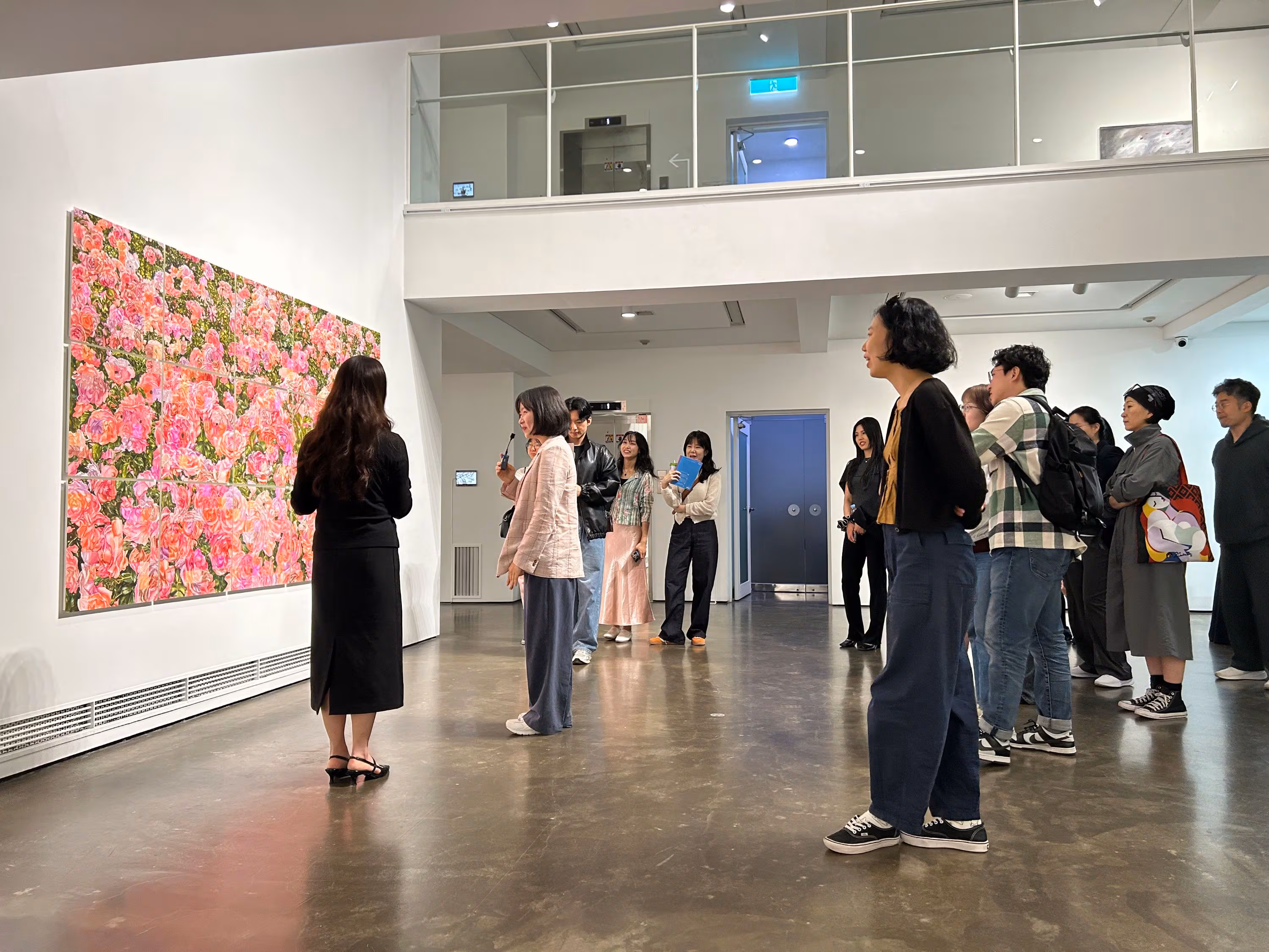 ‘2026 OCI 영 크리에이티브즈(YOUNG CREATIVES)에 선정된 조유정 작가가 도슨트 프로그램을 진행 중이다. / OCI홀딩스 제공