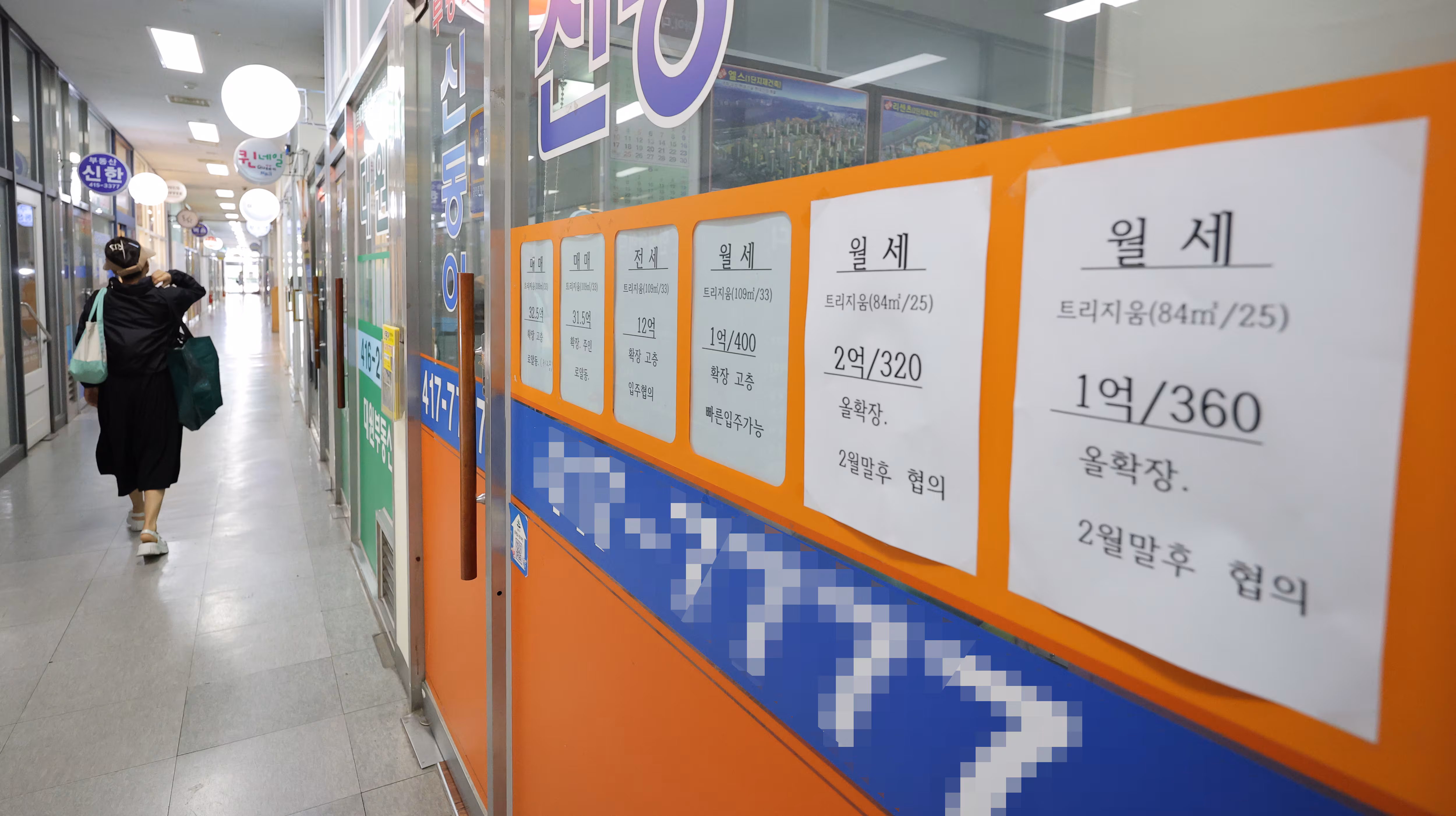 서울의 한 부동산 중개업소에 월세 매물 정보가 걸려 있다. /연합뉴스
