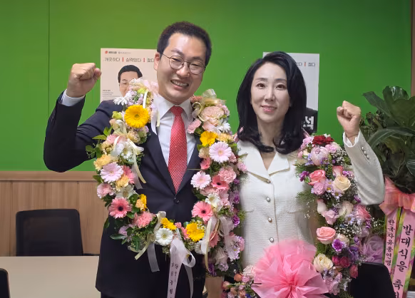 이동석 국민의힘 충주시장 후보와 배우자가 당선이 확정된 뒤 충북 충주시 선거 사무소에서 기념 촬영하고 있다. /이동석 캠프 제공