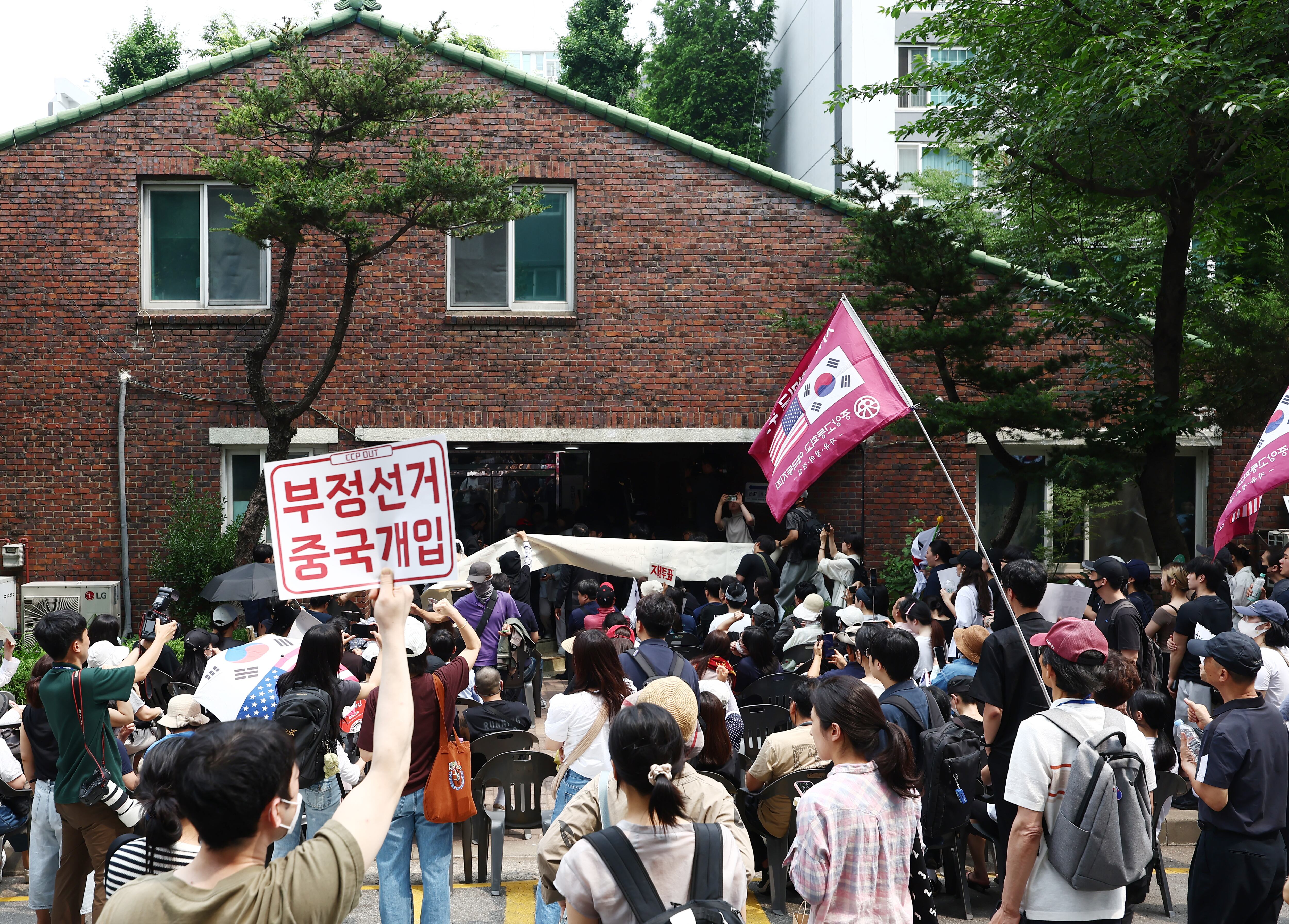 4일 오전 제9회 전국동시지방선거 및 국회의원 재·보궐선거 투표함 이송이 지연되고 있는 서울 송파구 잠실7동 제2투표소./뉴스1