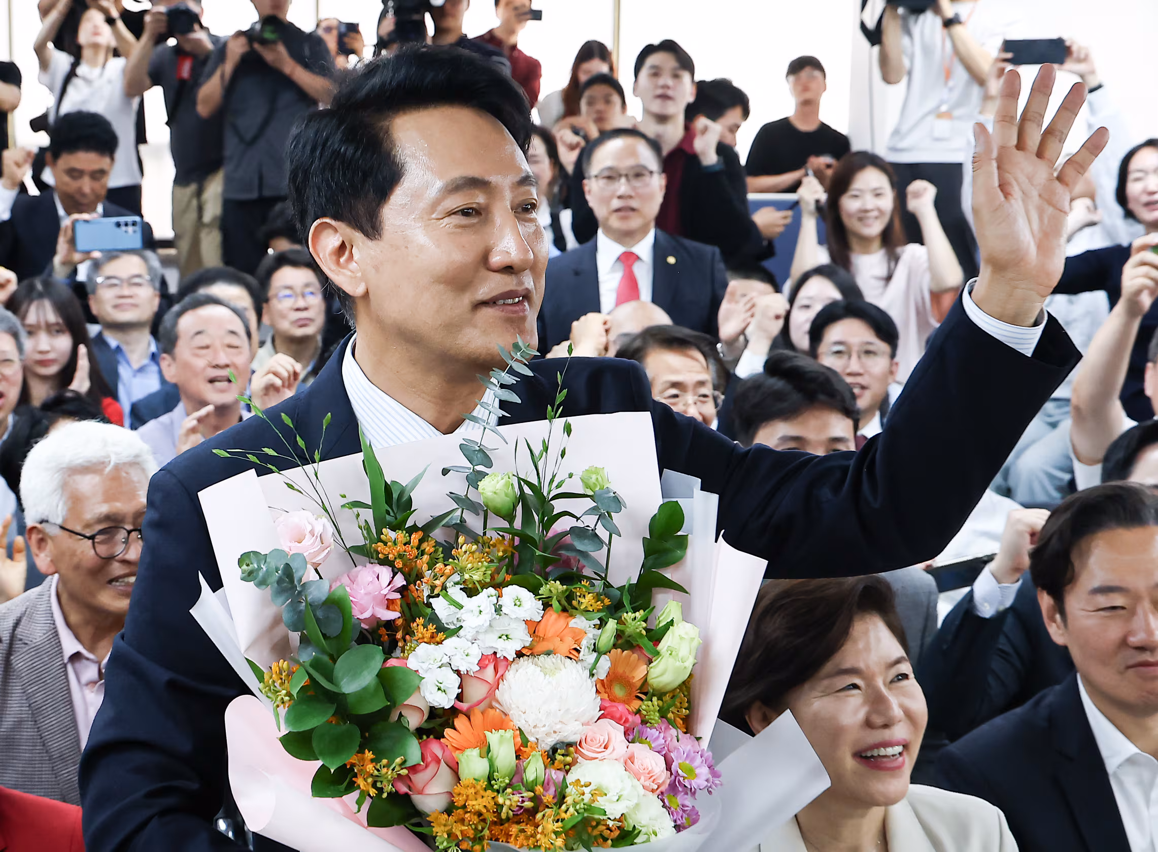 6·3 지방선거에서 당선된 오세훈 국민의힘 서울시장 후보가 4일 서울 종로구 선거사무소에서 꽃다발을 전달 받고 환호 하고 있다. /뉴스1