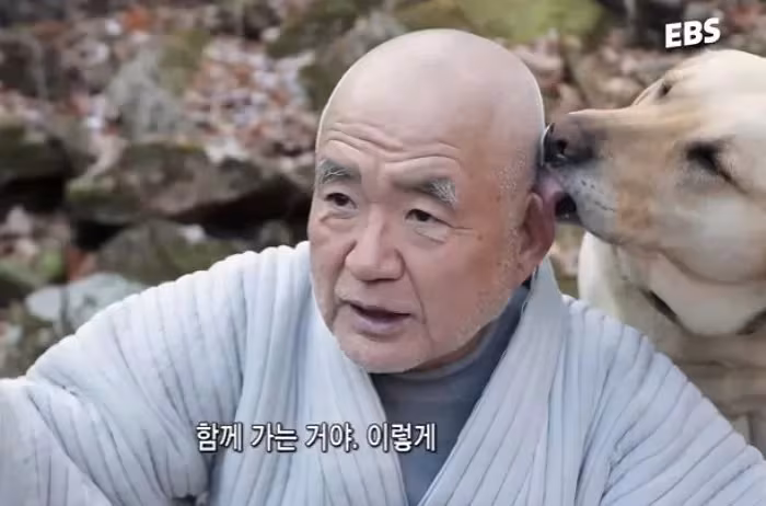 지난달 27일 원적에 든 대웅당 삼보대종사와 반려견 보리. 삼보스님은 2020년 EBS ‘한국기행-그 겨울의 산사’에서 보리와의 일상을 공개해 화제를 모았다. /EBS ‘한국기행’ 캡처