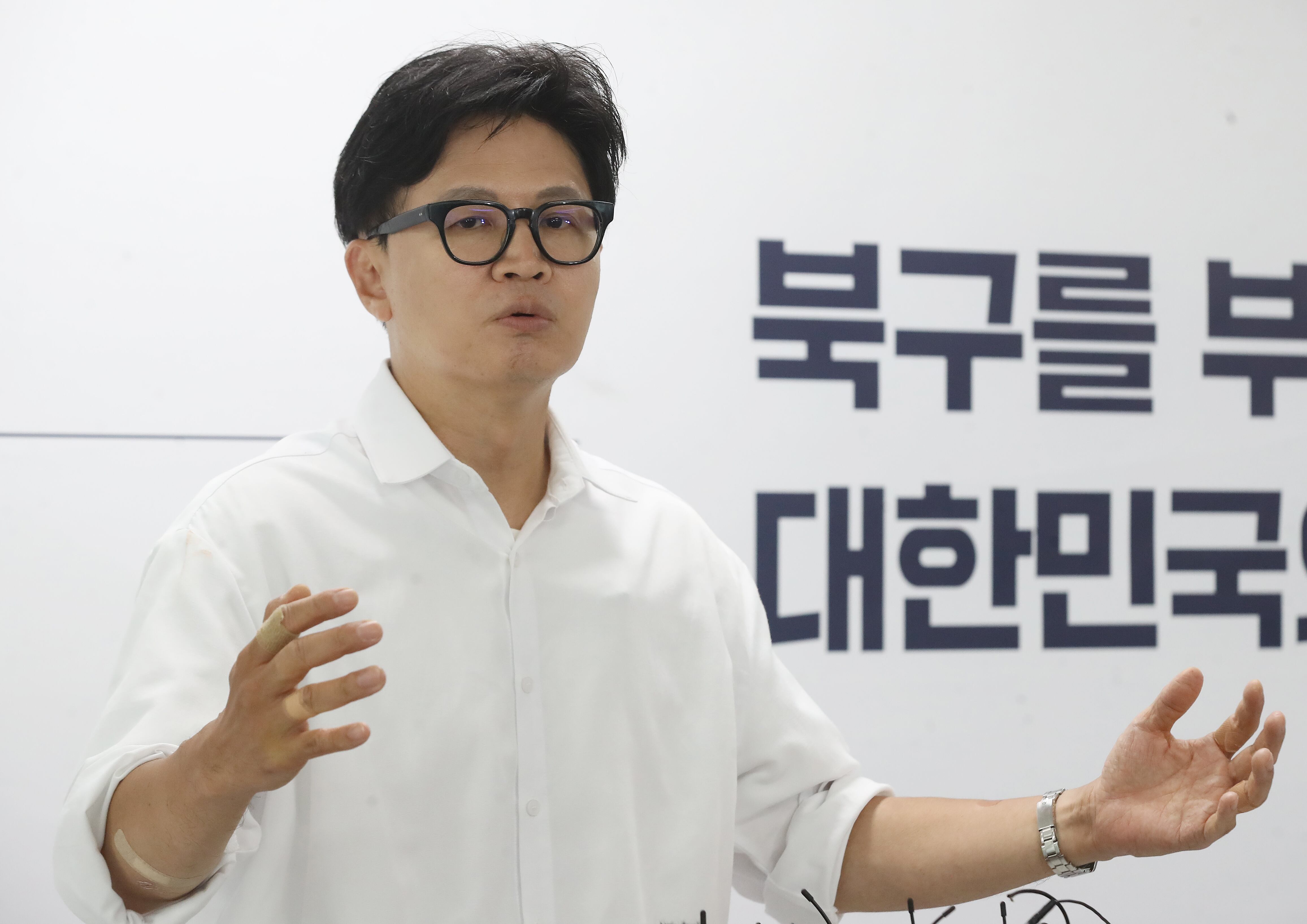 한동훈 무소속 부산 북구갑 국회의원 보궐선거 당선인이 4일 오후 부산 북구 선거사무소에서 당선 관련 기자회견을 하고 있다./뉴스1