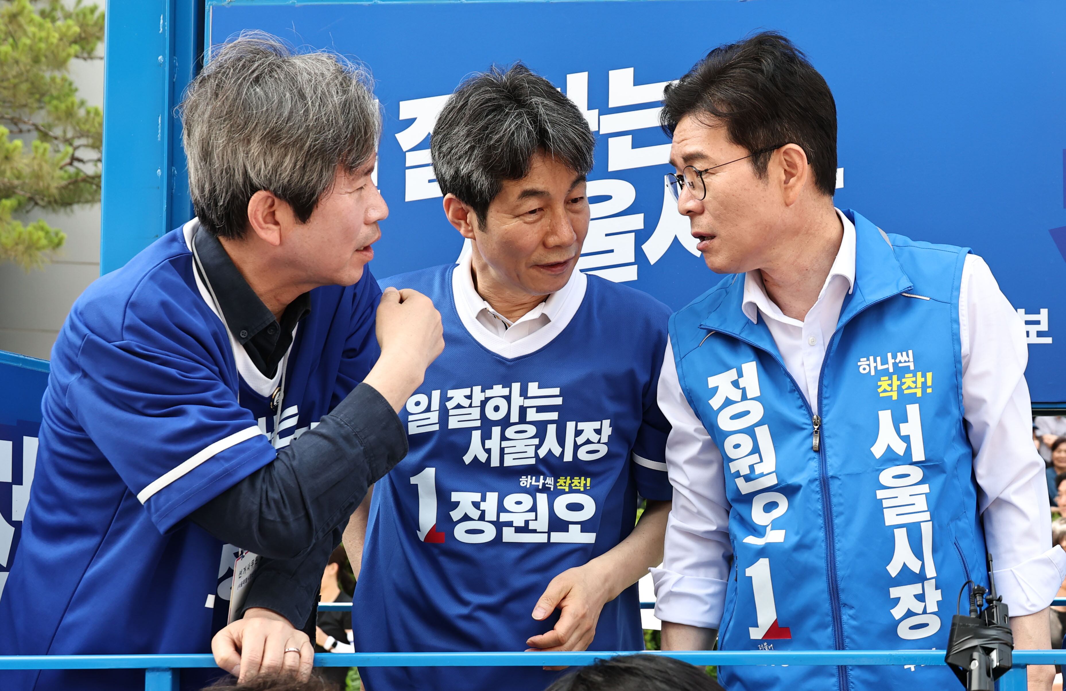 더불어민주당 정원오 서울시장 후보(오른쪽)가 1일 서울 구로디지털단지에서 유세에 앞서 이인영 의원(왼쪽부터), 윤건영 의원과 대화하고 있다./연합뉴스