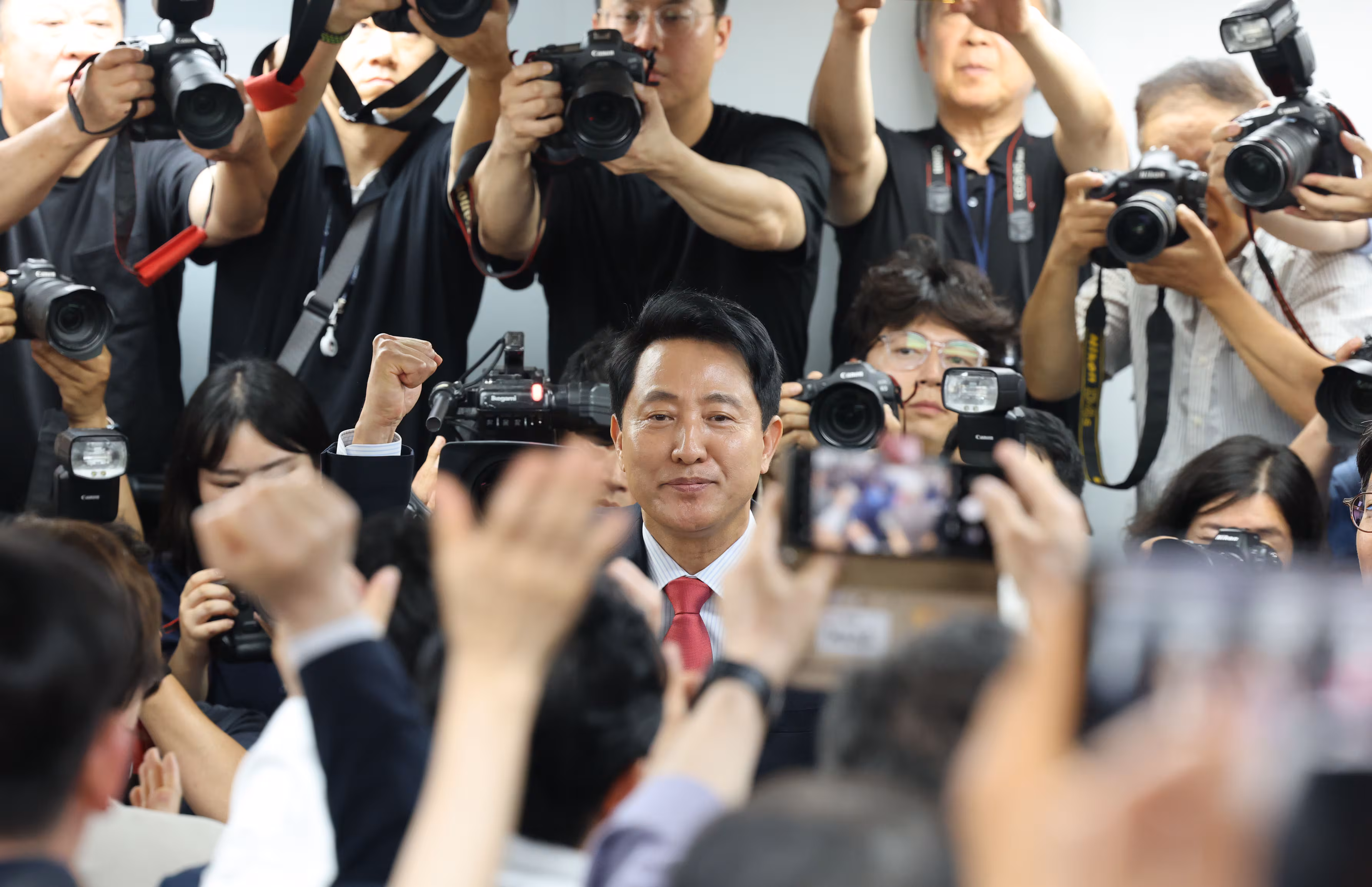 국민의힘 오세훈 서울시장 후보가 제9회 전국동시지방선거일 다음날인 4일 서울 종로구 대왕빌딩에 마련된 선거사무소에 입장하고 있다./연합뉴스