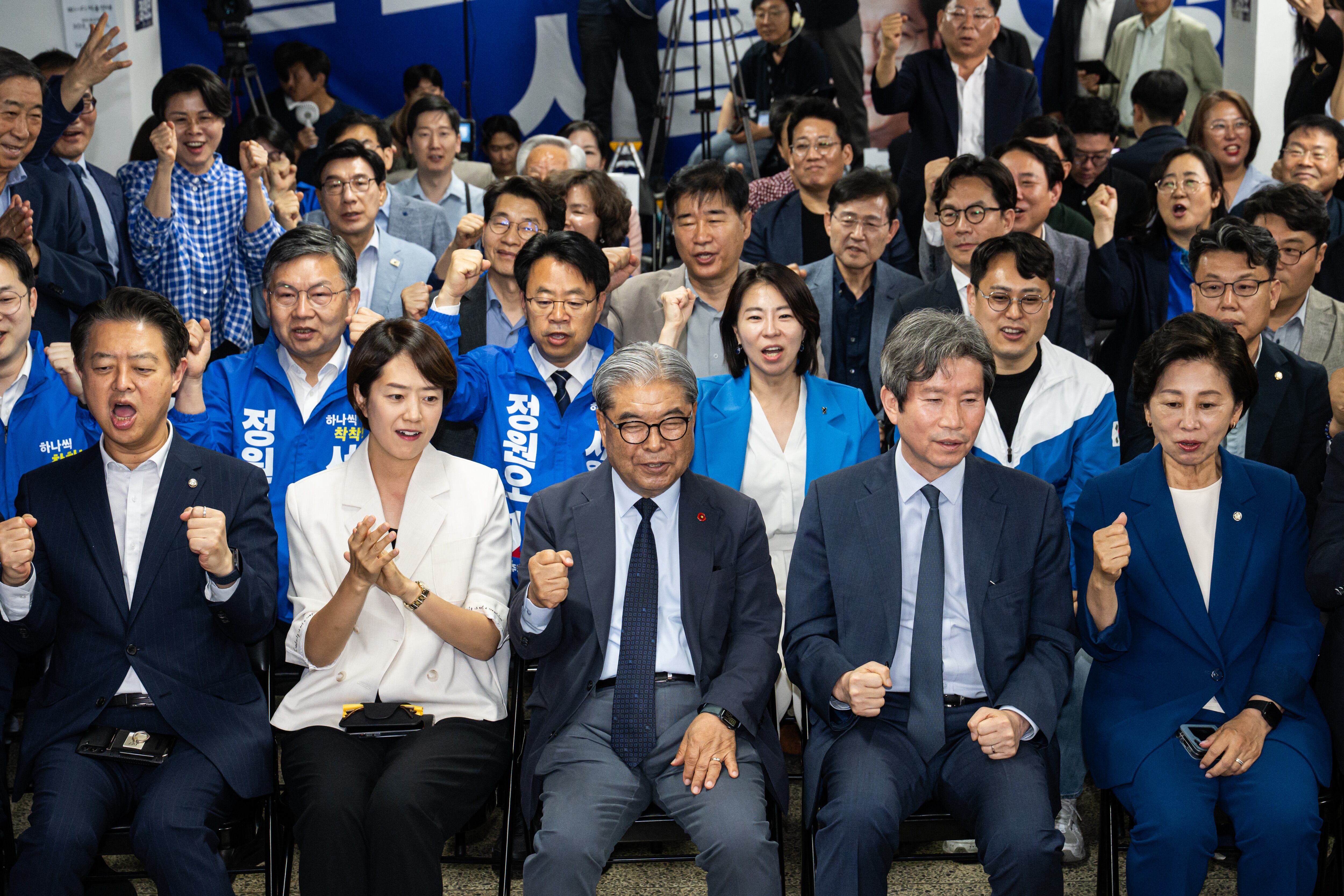 3일 오후 서울 중구 세종대로 정원오 더불어민주당 서울시장 후보 캠프에서 캠프 관계자들이이 제9회 전국동시지방선거 출구조사를 보며 기뻐하고 있다./뉴스1