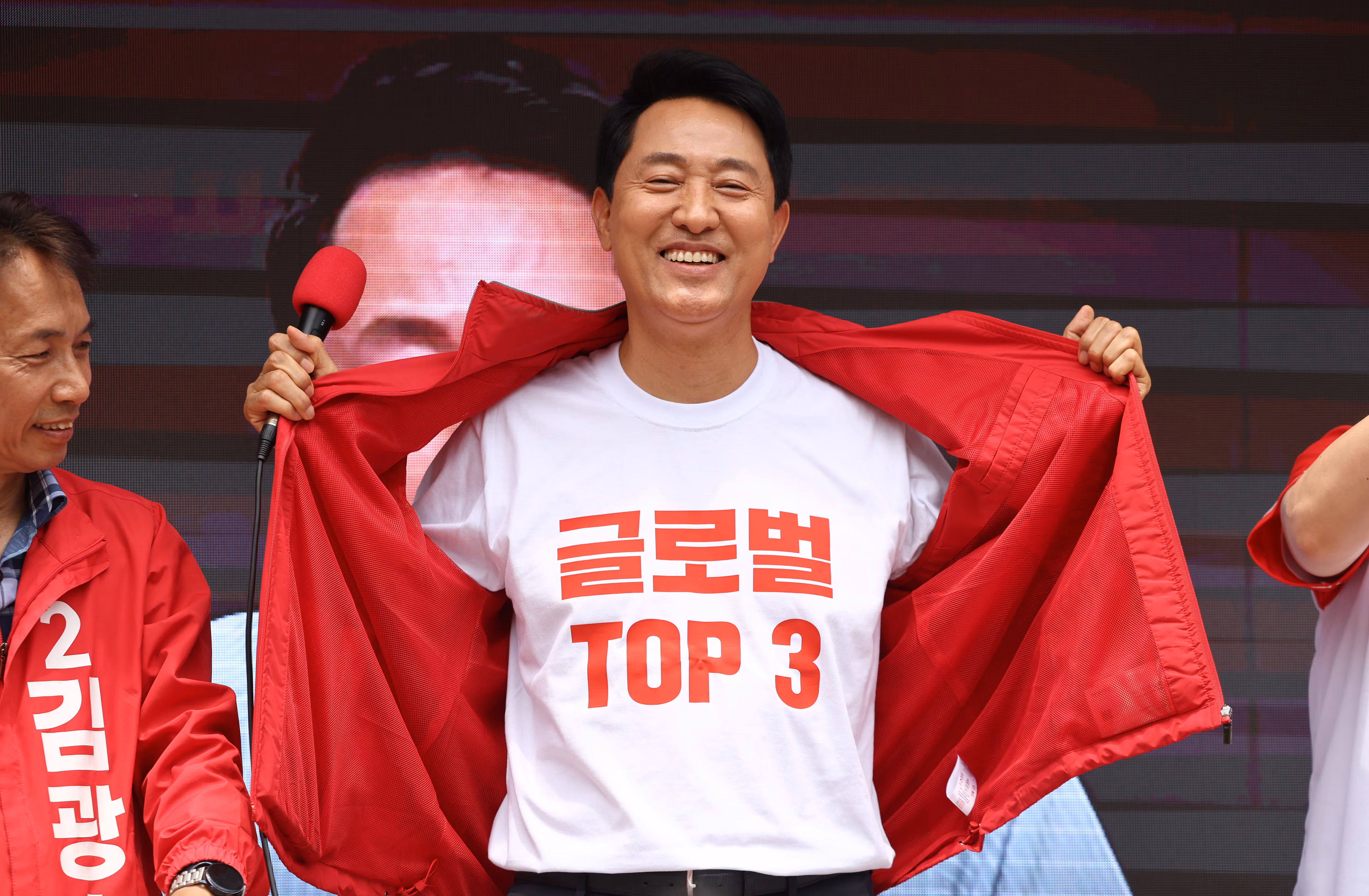 국민의힘 오세훈 서울시장 후보가 1일 서울 롯데백화점 노원점 앞에서 지지를 호소하고 있다./ 연합뉴스