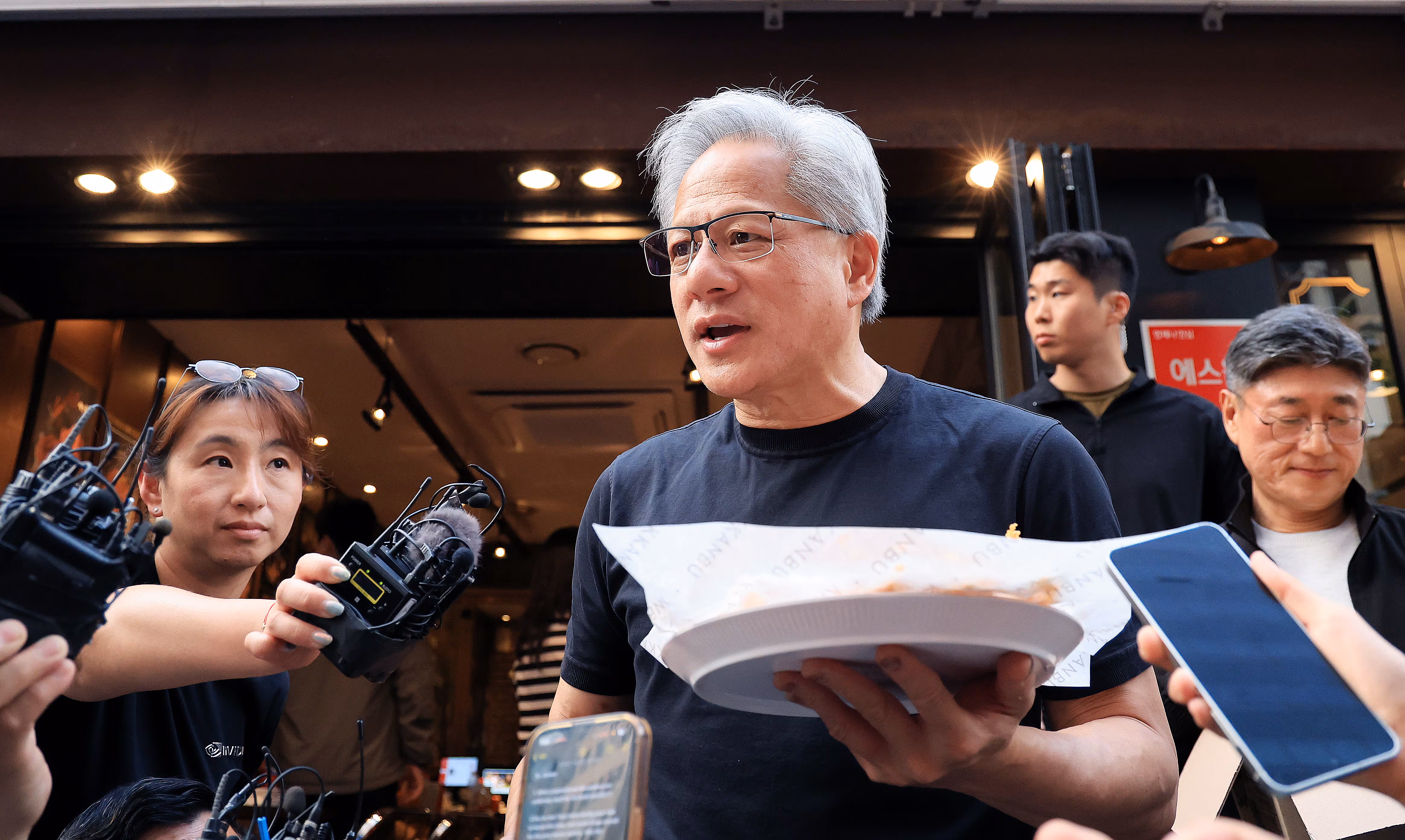 젠슨 황 엔비디아 최고경영자(CEO)와 최태원 SK그룹 회장이 7일 오후 서울 강남구 깐부치킨 삼성점에서 '치맥 회동' 중 치킨을 나누며 취재진 질문에 답변하고 있다./뉴스1