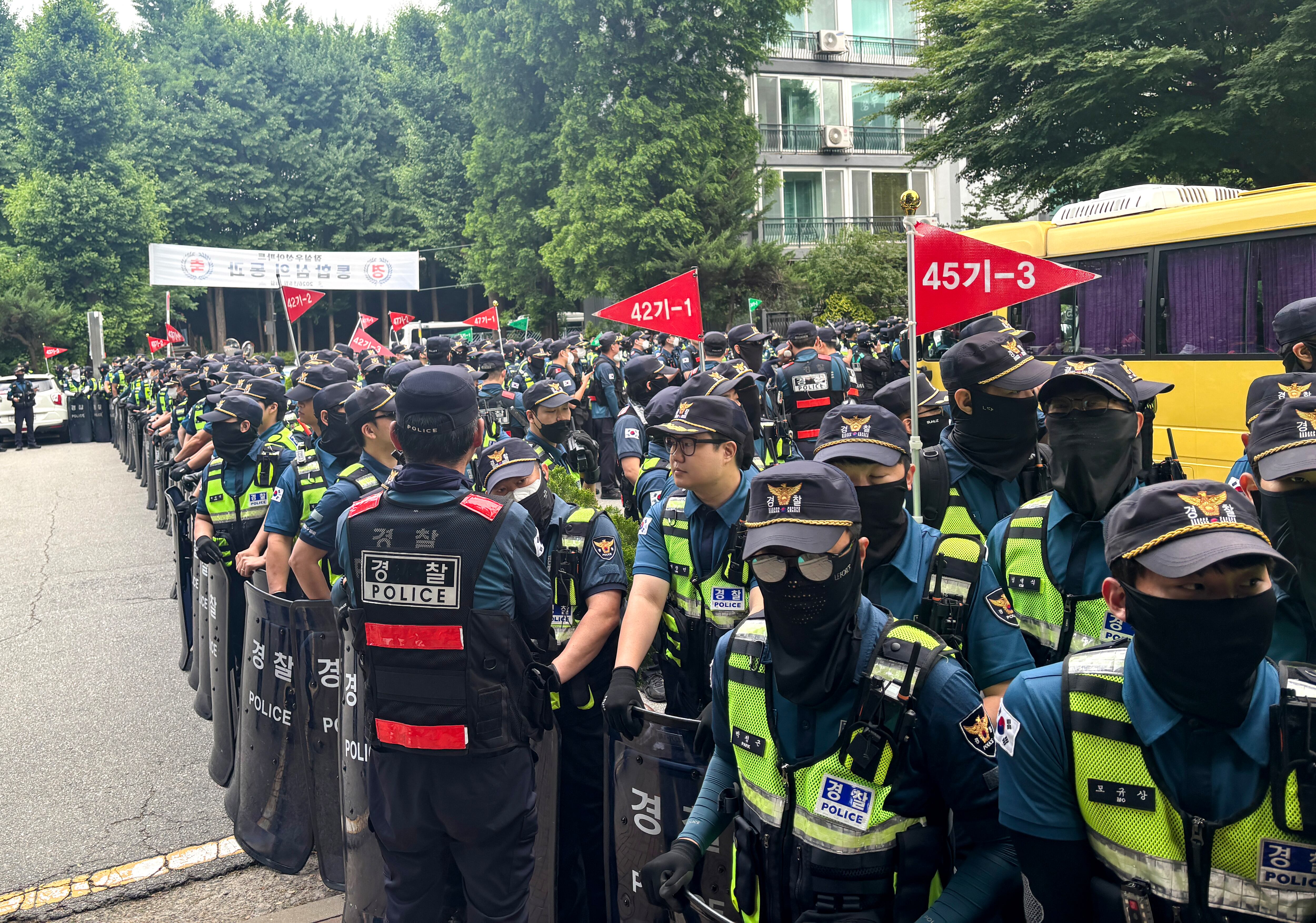 5일 서울 송파구 잠실7동 2투표소 인근에서 투표함 이송과 시위대 해산을 위해 경찰 기동대가 투입돼 있다. /연합뉴스