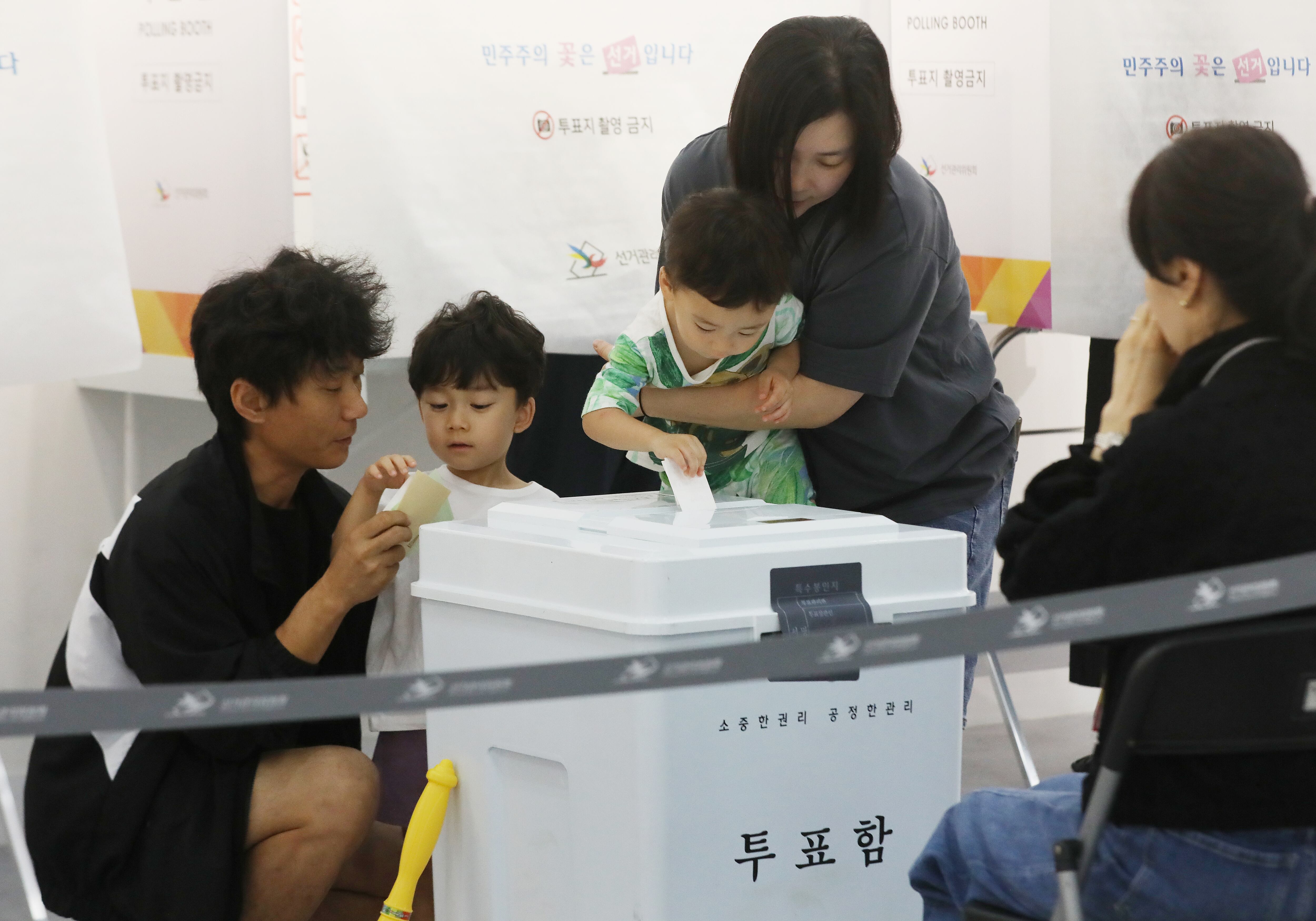 제9회 전국동시지방선거 및 국회의원 재·보궐선거일인 3일 부산 부산진구청에 마련된 부암제1동제4투표소에서 유권자들이 아이들과 함께 투표를 하고 있다.  /뉴스1