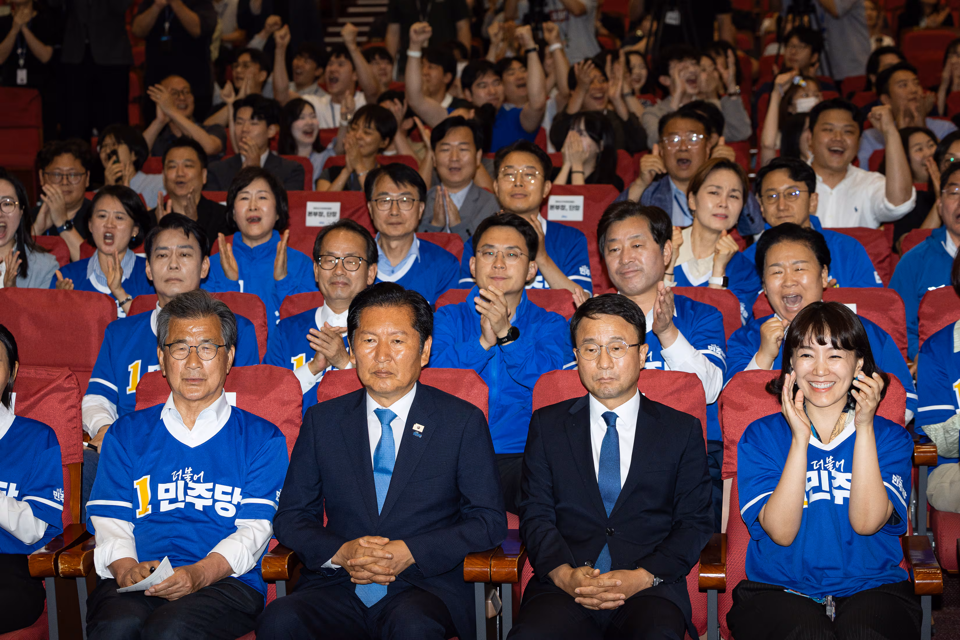 정청래 더불어민주당 대표를 비롯한 선대위 지도부가 3일 국회 의원회관에 마련된 제9회 전국동시지방선거 및 국회의원 재보궐 선거 개표종합상황실에서 출구조사 결과를 지켜보고 있다./뉴스1
