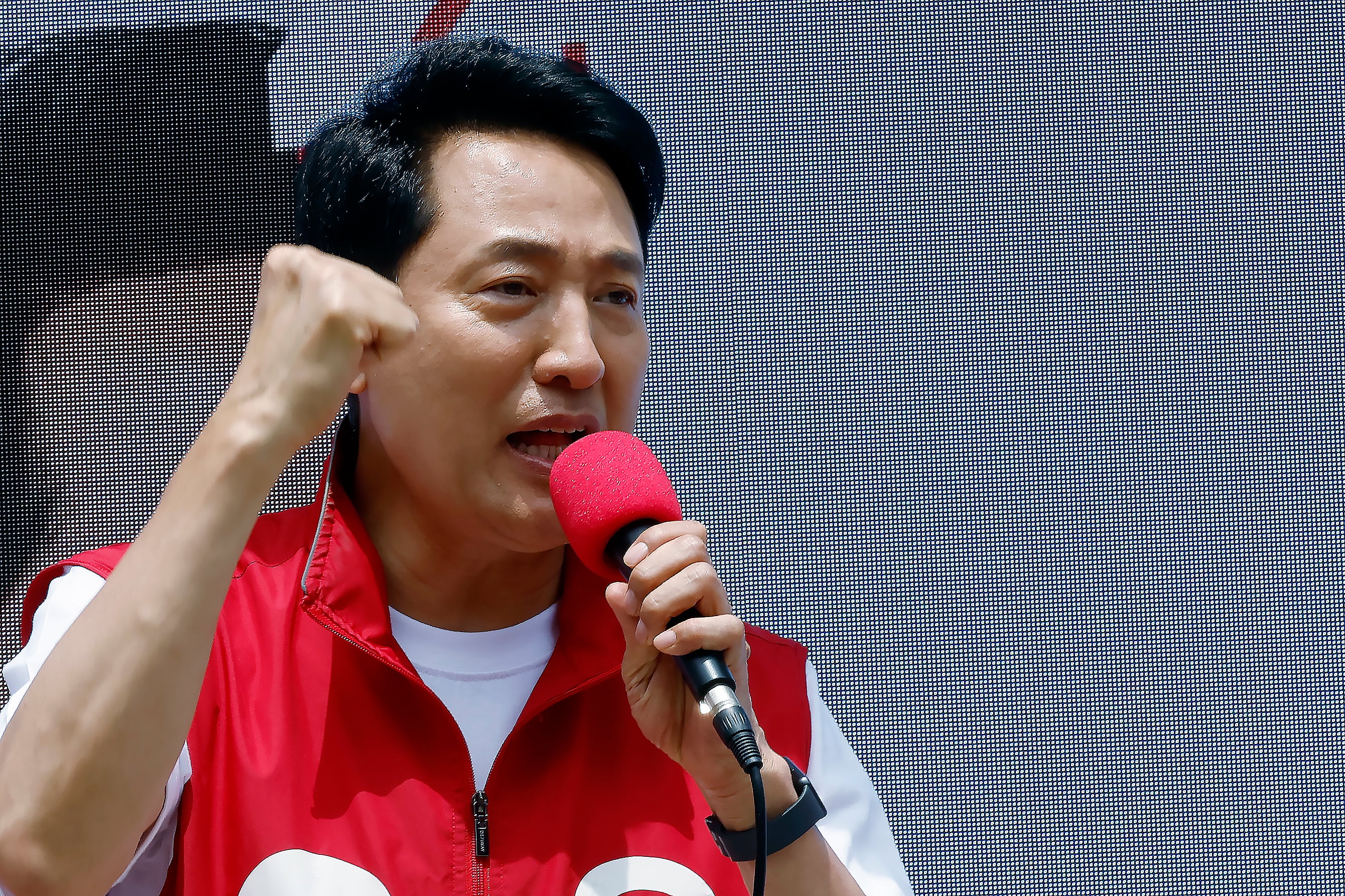 세훈 국민의힘 서울시장 후보가 1일 오후 서울시 노원구 롯데백화점 노원점 앞에서 가진 노원구 릴레이 순회 유세에서 지지를 호소하고 있다./ 뉴스1