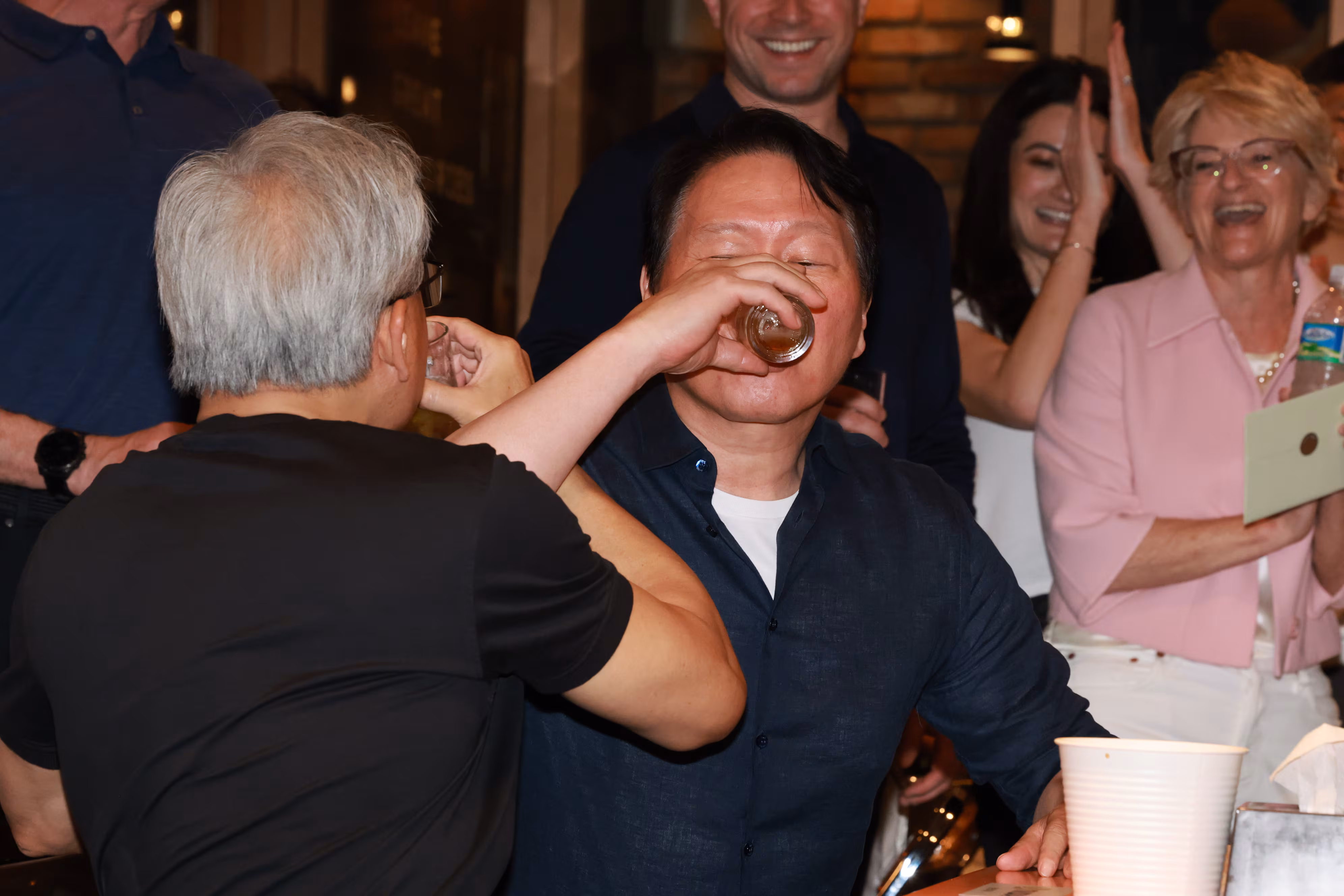 젠슨 황 엔비디아 최고경영자(CEO)와 최태원 SK그룹 회장이 7일 오후 서울 강남구 깐부치킨 삼성점에서 '치맥 회동'을 하고 있다./뉴스1 