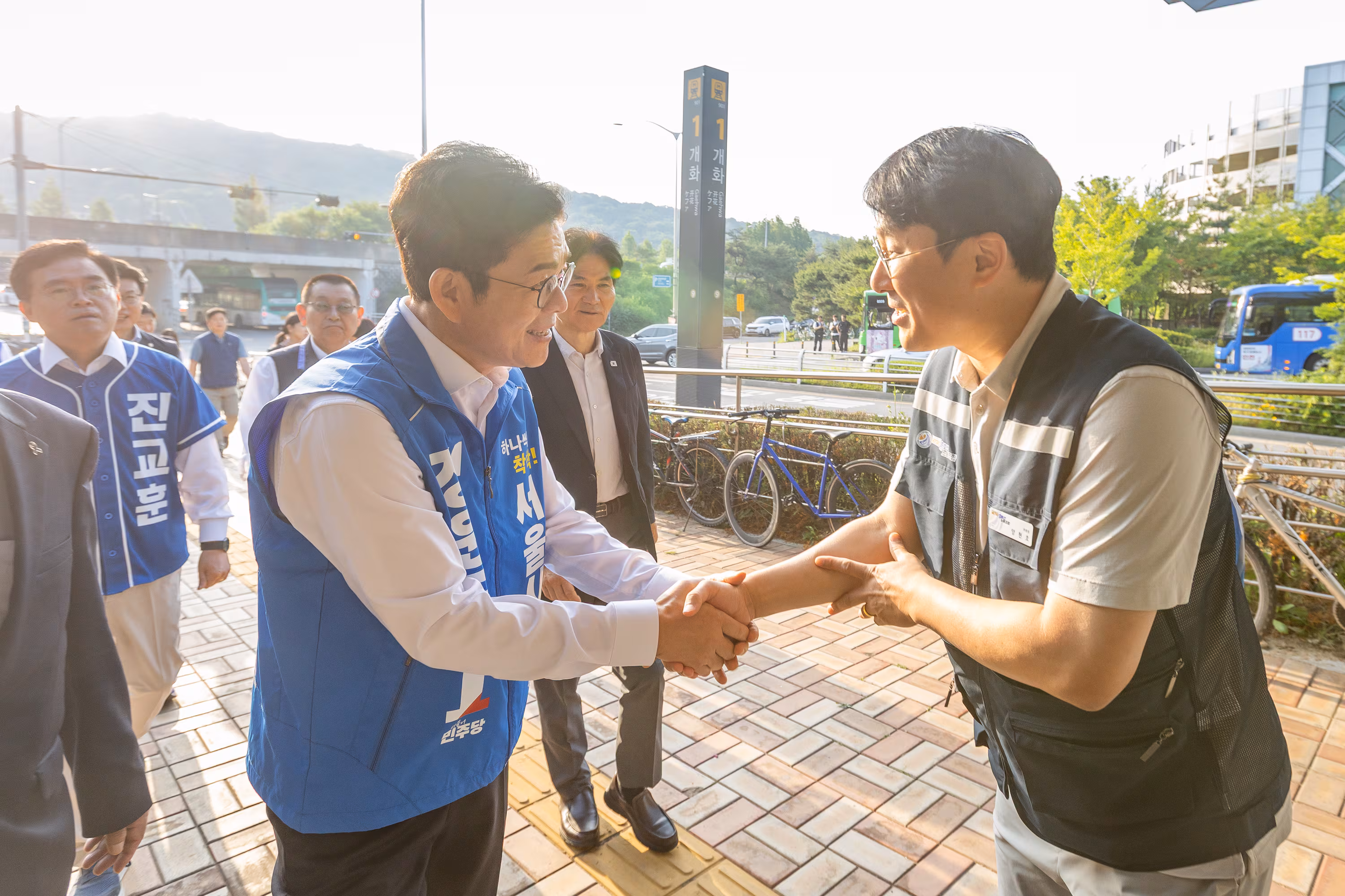 2일 정원오 더불어민주당 서울시장 후보가 서울 강서구 강서차량기지를 방문해 버스 운전 기사와 만나는 자리를 가졌다./정원오 캠프