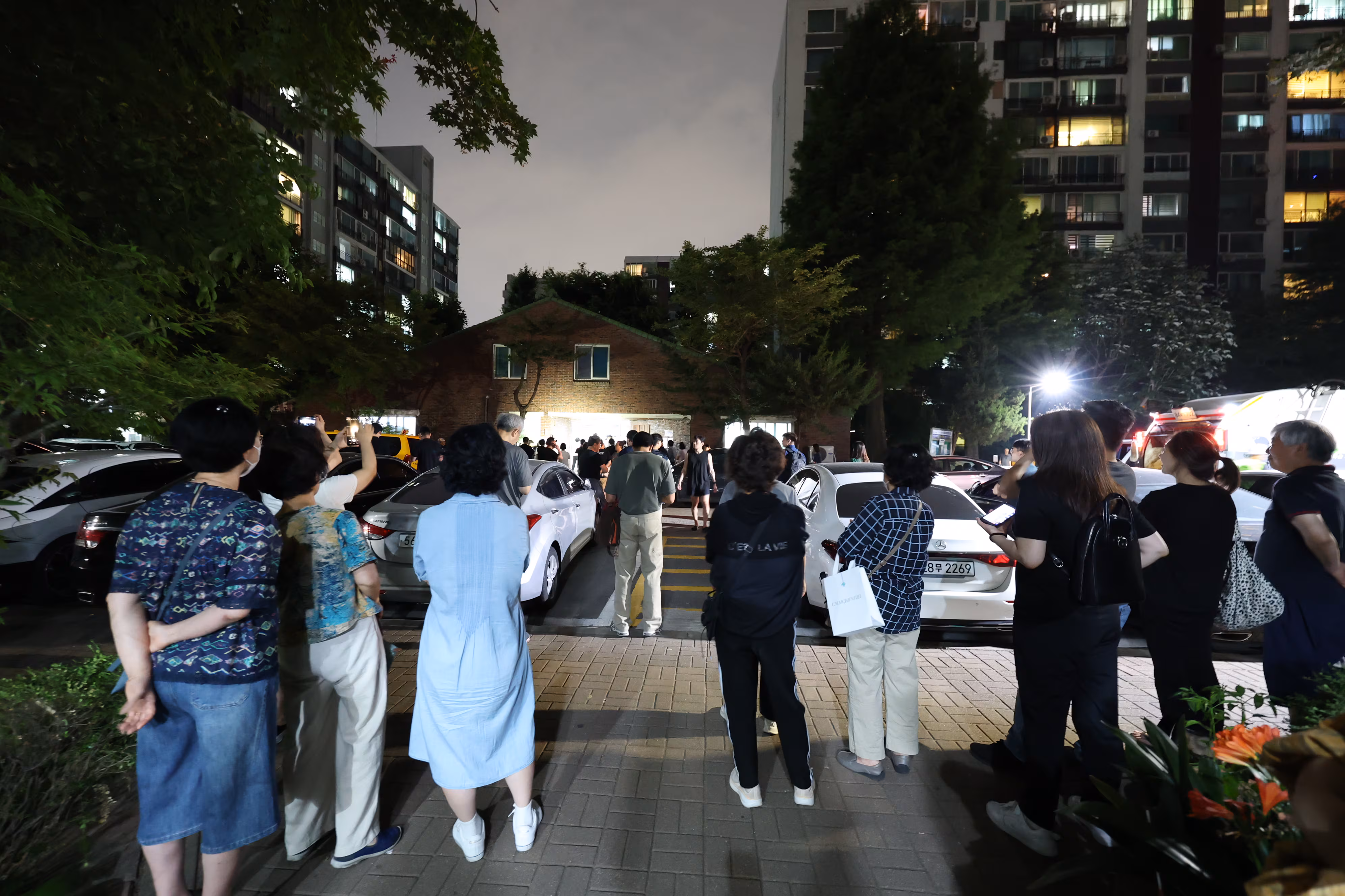 제9회 동시지방선거일인 3일 오후 서울 송파구 우성아파트 경로당에 마련된 잠실7동 제2투표소에서 투표용지 부족사태로 대기표를 받은 유권자들이 투표시간이 지나 투표하기 위해 입장하고 있다./뉴스1