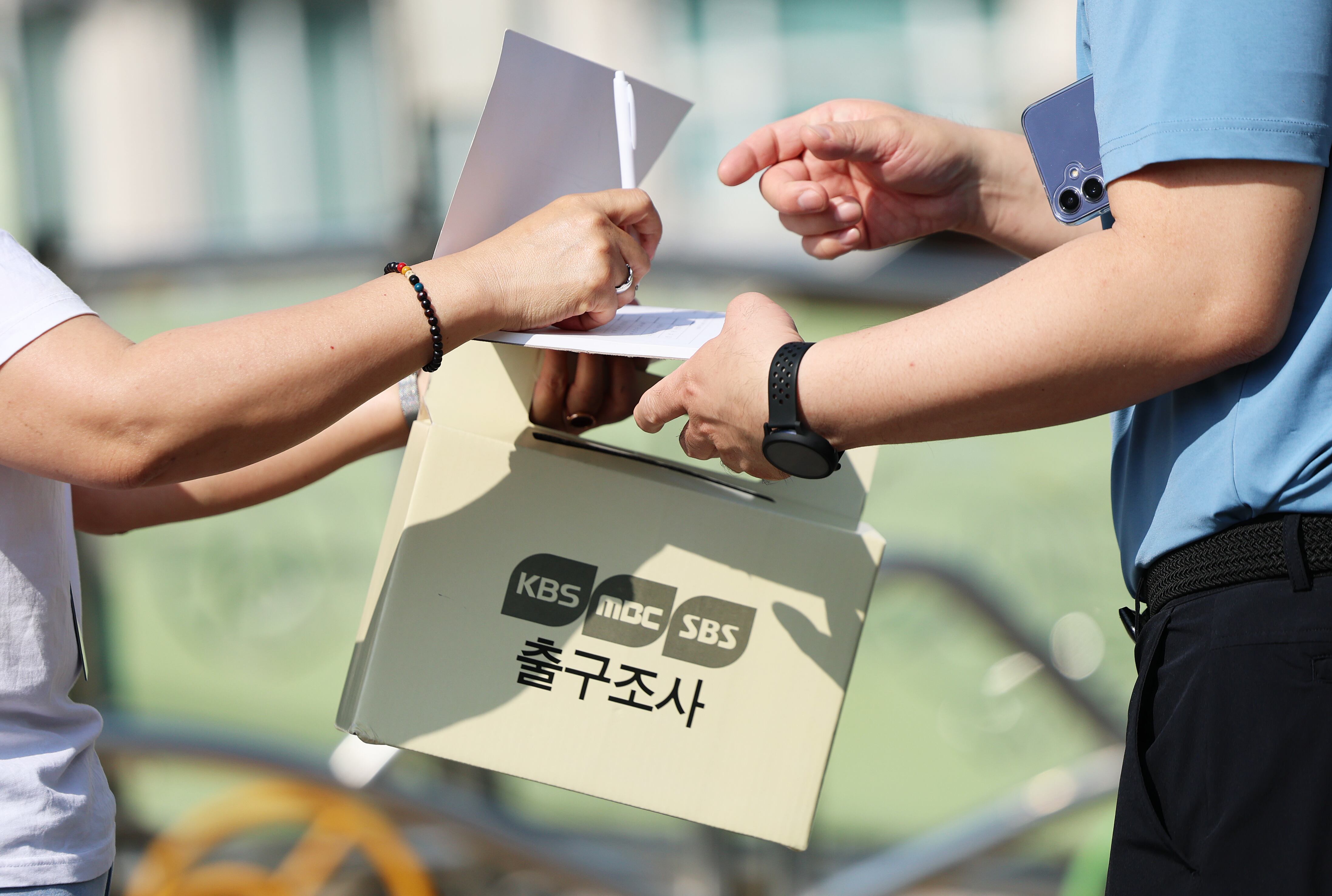 제9회 전국동시지방선거 및 국회의원 재·보궐 선거일인 3일 오전 서울 서초구 서래초등학교에 마련된 투표소에서 투표를 마친 유권자들을 상대로 지상파 3사 출구조사가 진행되고 있다. 

KBS·MBC·SBS 등 지상파 방송 3사의 출구조사 결과는 선거 당일 투표가 마감되는 오후 6시 정각에 방송을 통해 공개된다./뉴스1
