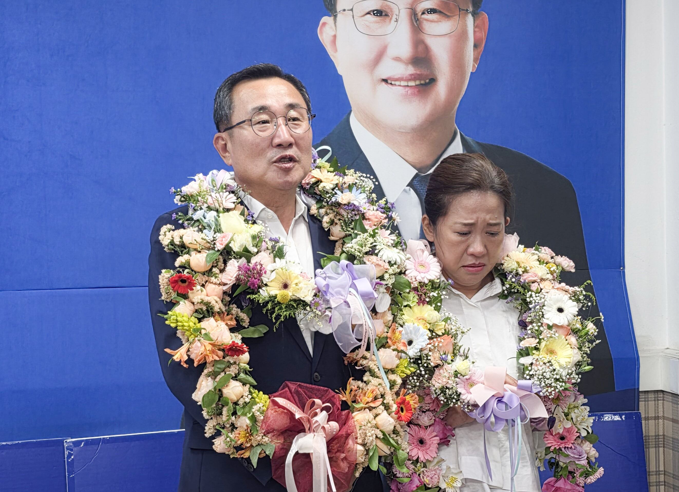 강석주 더불어민주당 통영시장 후보가 4일 당선이 확정된 뒤 경남 통영시 선거사무소에서 발언하고 있다. /강석주 캠프 제공