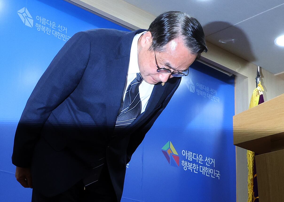 허철훈 중앙선거관리위원회 사무총장이 6·3 지방선거 본투표가 실시된 3일 경기 과천 중앙선관위원회에서 서울 송파구 등 일부 투표소에서 벌어진 투표용지 부족 사태와 관련해 대국민 사과를 하고 있다./뉴스1