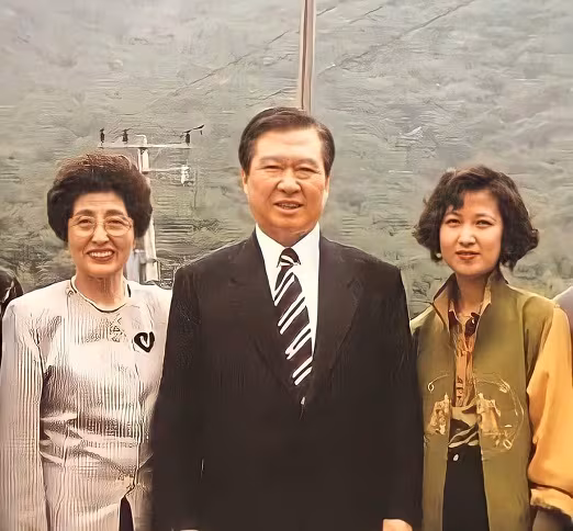 추미애 더불어민주당 경기지사 후보가 고(故) 김대중 전 대통령·고 이희호 여사와 함께하고 있다. /뉴스1