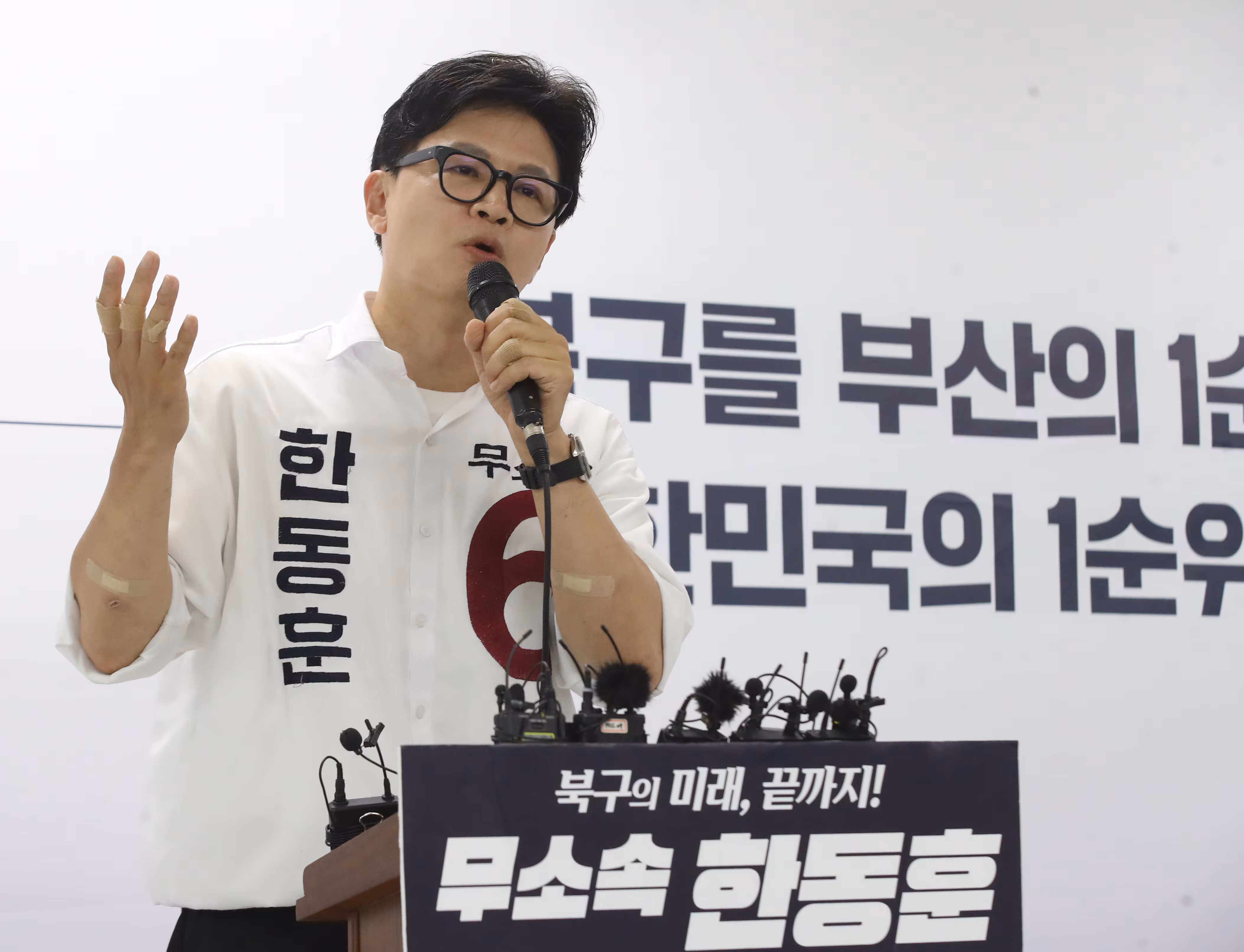 1일 부산 북구 자신의 선거사무소에서 한동훈 무소속 부산 북구갑 국회의원 후보가 기자회견을 열고 지지를 호소하고 있다./뉴스1
