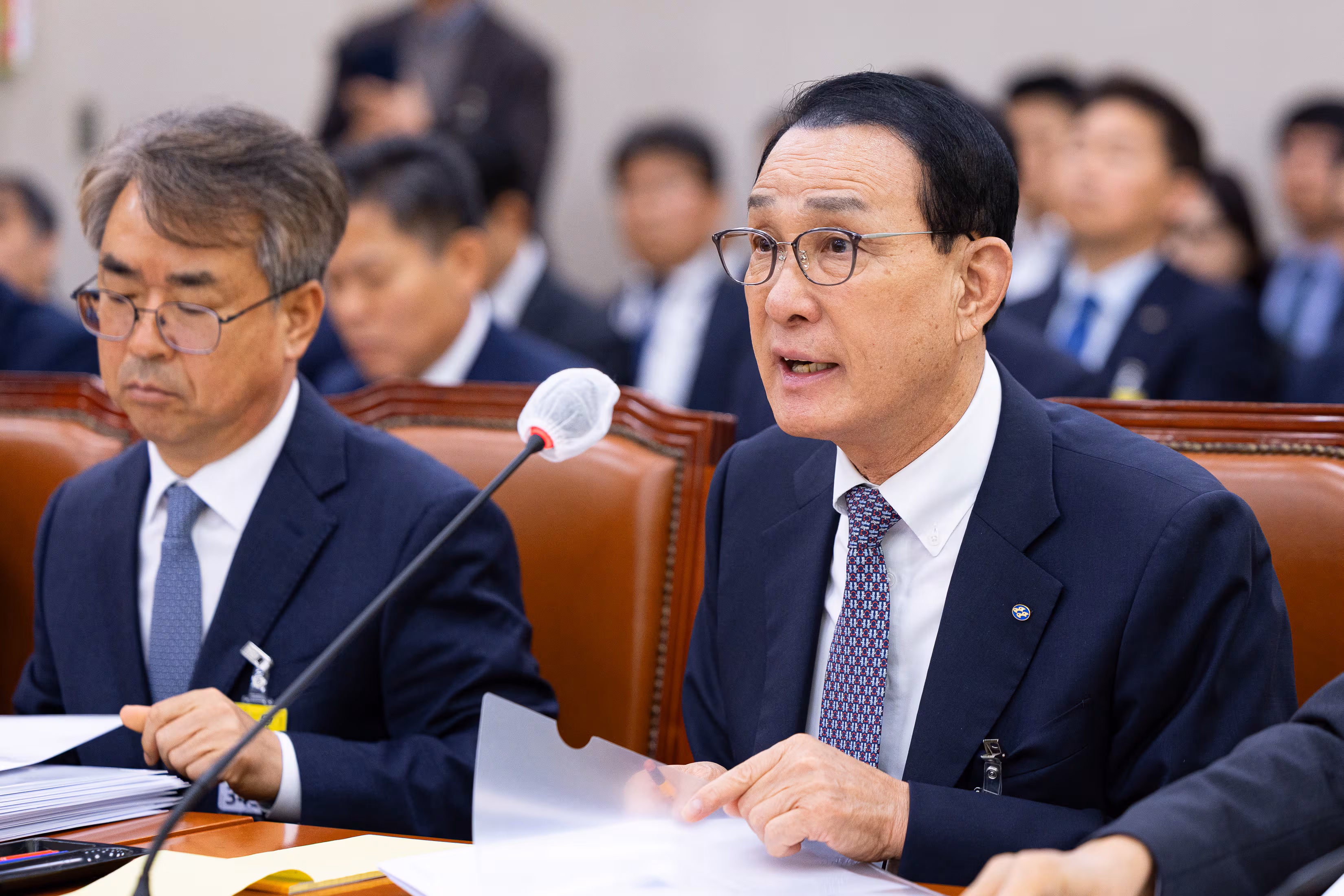 노동진(오른쪽) 수협중앙회장이 작년 10월 27일 서울 여의도 국회에서 열린 농림축산식품해양수산위원회의 수산업협동조합중앙회 등에 대한 국정감사에서 의원 질의에 답하고 있다. /뉴스1