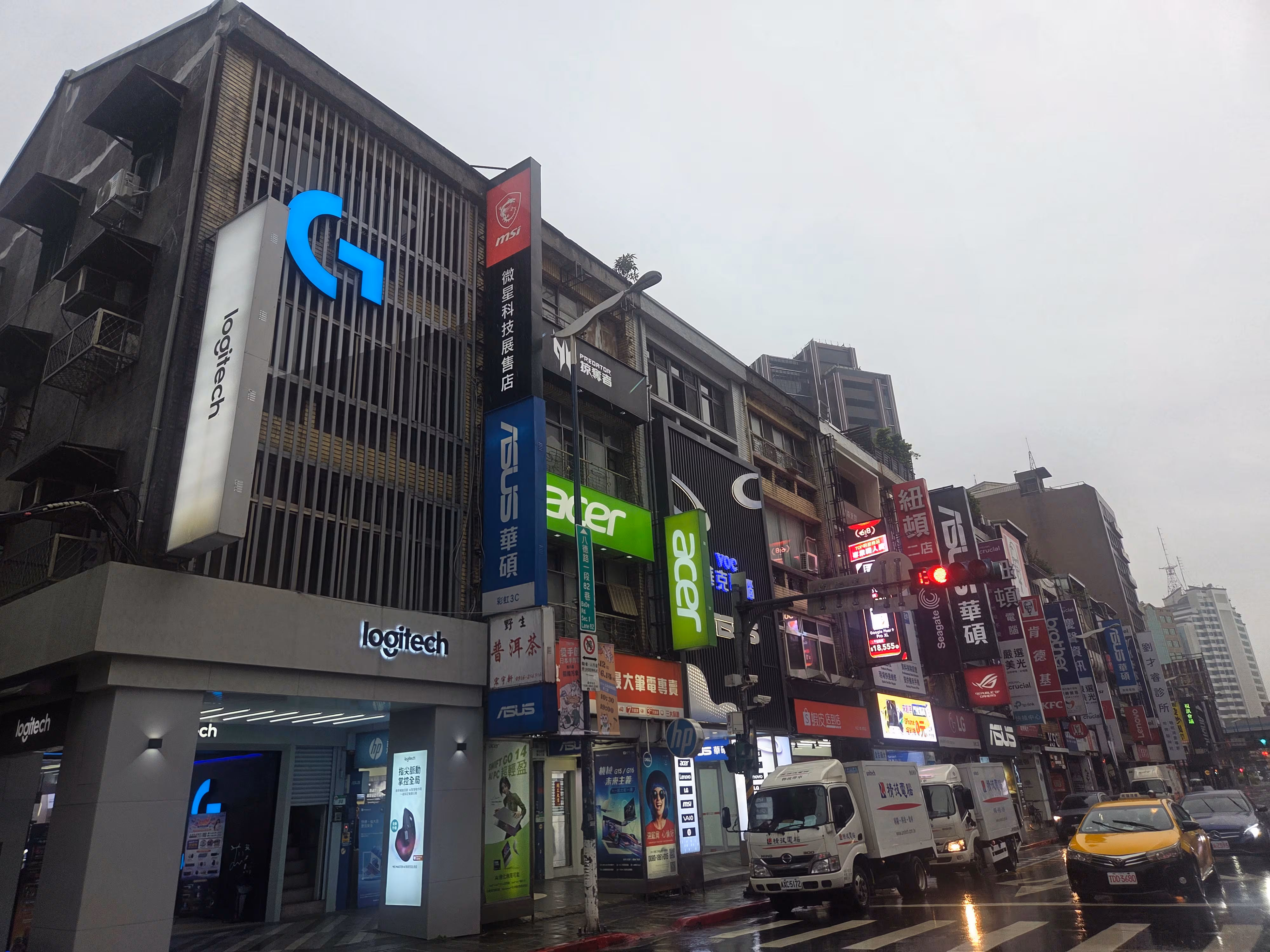 5일 대만 타이베이 광화상권 골목. 상가마다 ASUS 등 PC 매장과 부품 업체 매장이 뒤섞여 있다./타이베이=최효정 기자