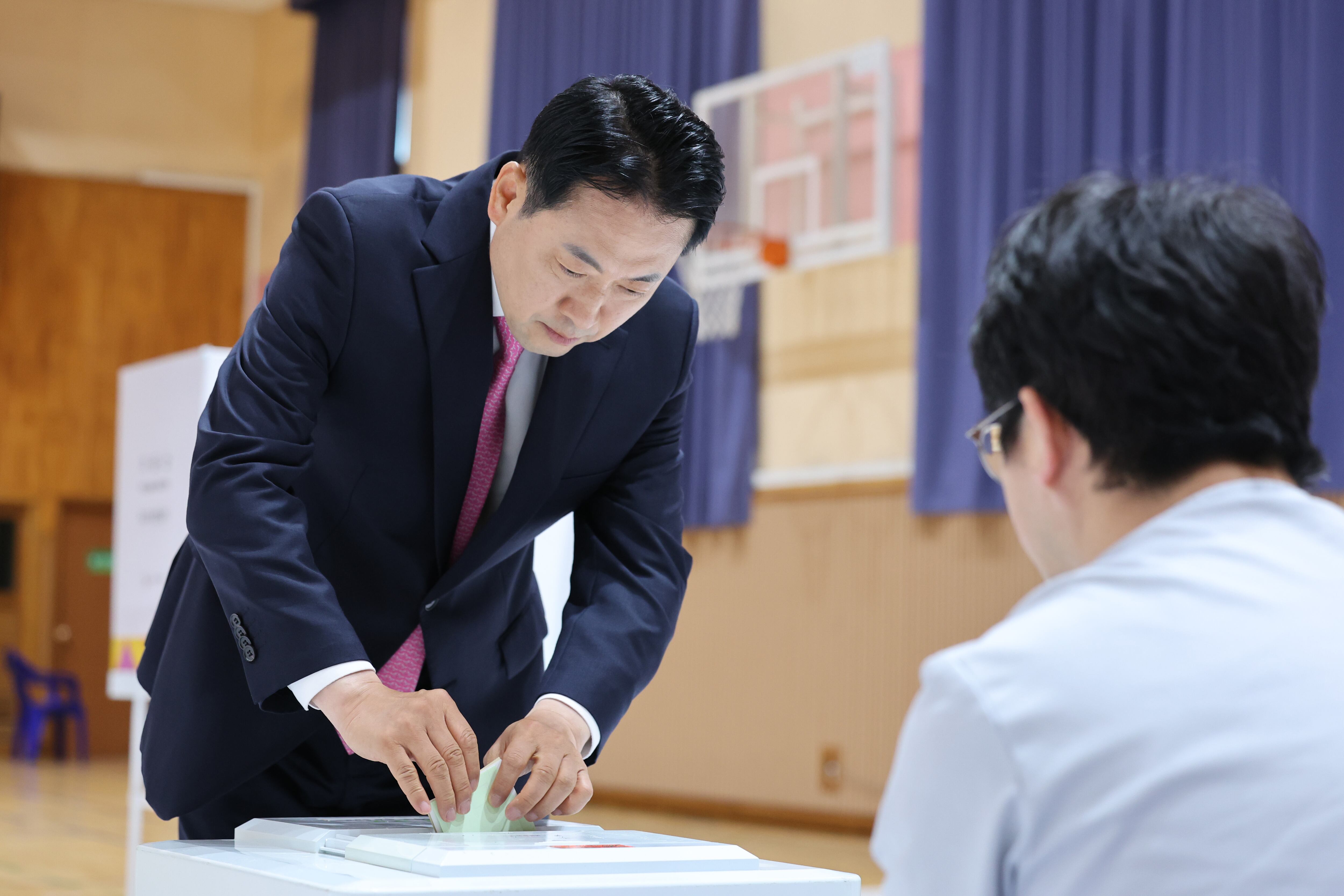 장동혁 국민의힘 대표가 3일 충남 보령시 대천여자고등학교에 마련된 제9회 전국동시지방선거 및 국회의원 재·보궐 선거 투표소에서 투표를 하고 있다. /뉴스1