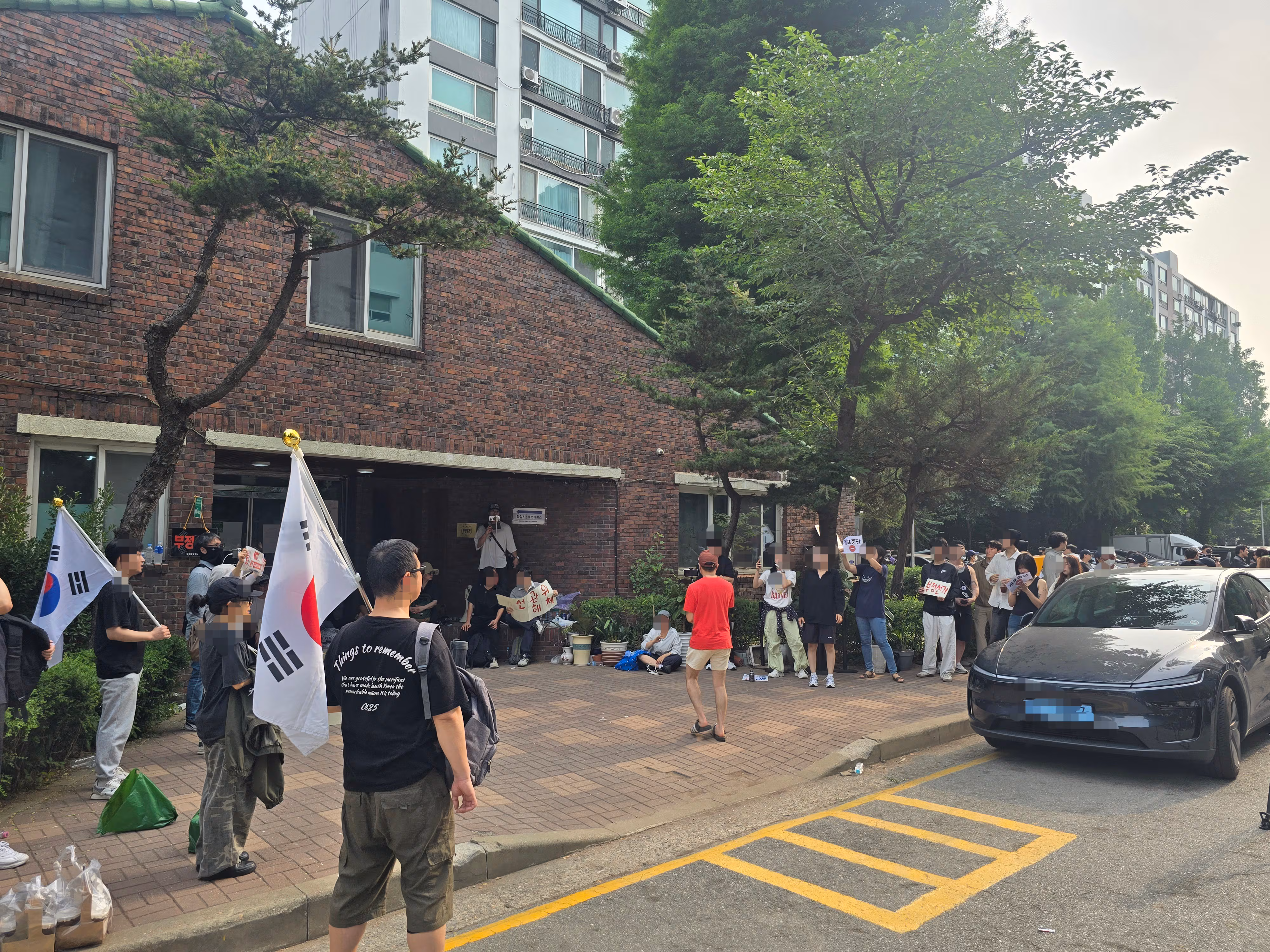 4일 오전 8시 30분 서울 송파구 잠실7동 제2투표소가 설치된 우성아파트 경로당 앞에 모인 주민과 시위대가 투표함 반출을 막기 위해 대기하고 있다. /권오은 기자