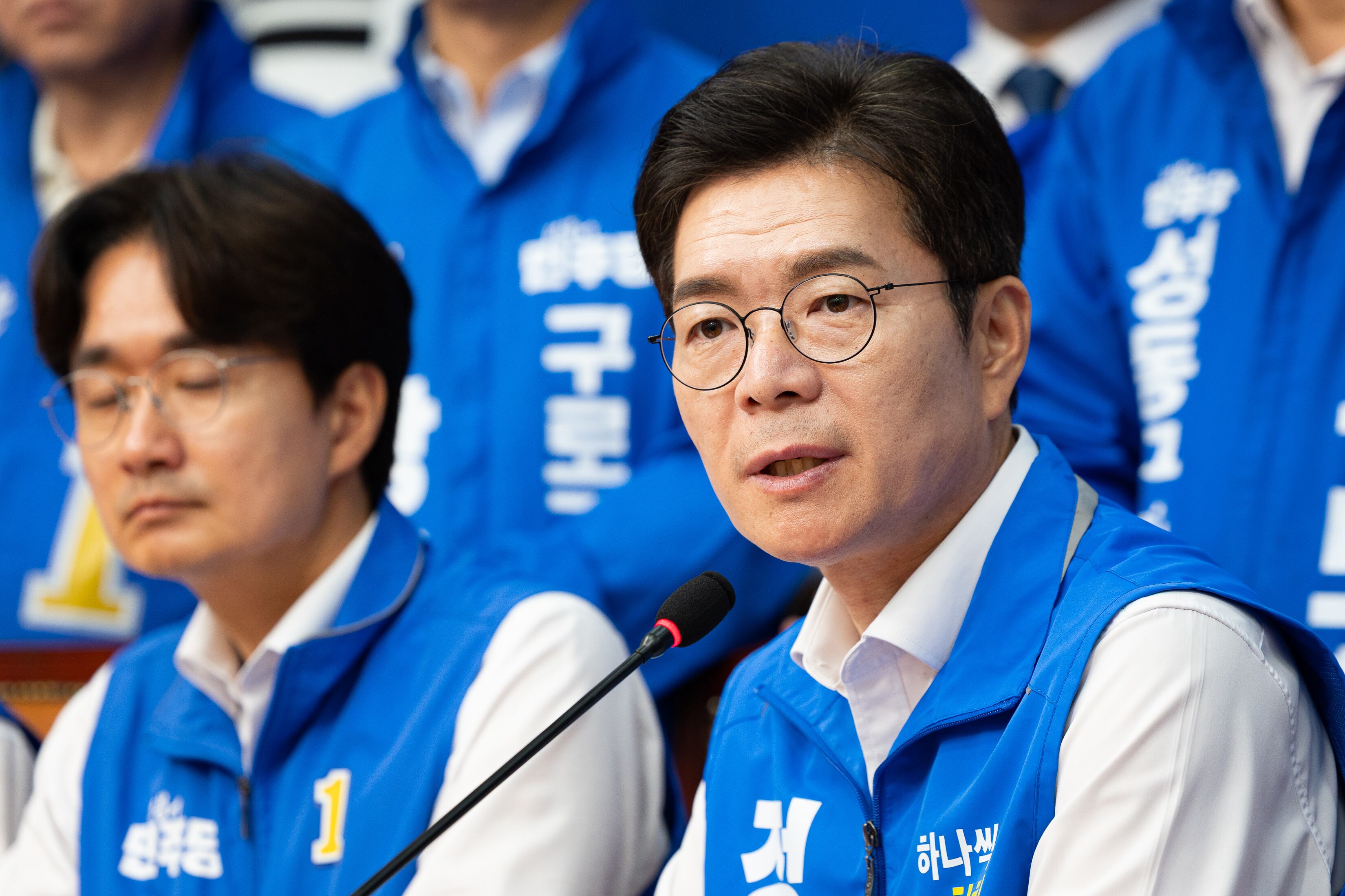 정원오 더불어민주당 서울시장 후보와 서울 구청장 후보들이 6·3 지방선거 본투표를 하루 앞둔 2일 서울 여의도 국회에서 합동 기자회견을 열고 유권자들의 투표 참여를 호소하고 있다./뉴스1