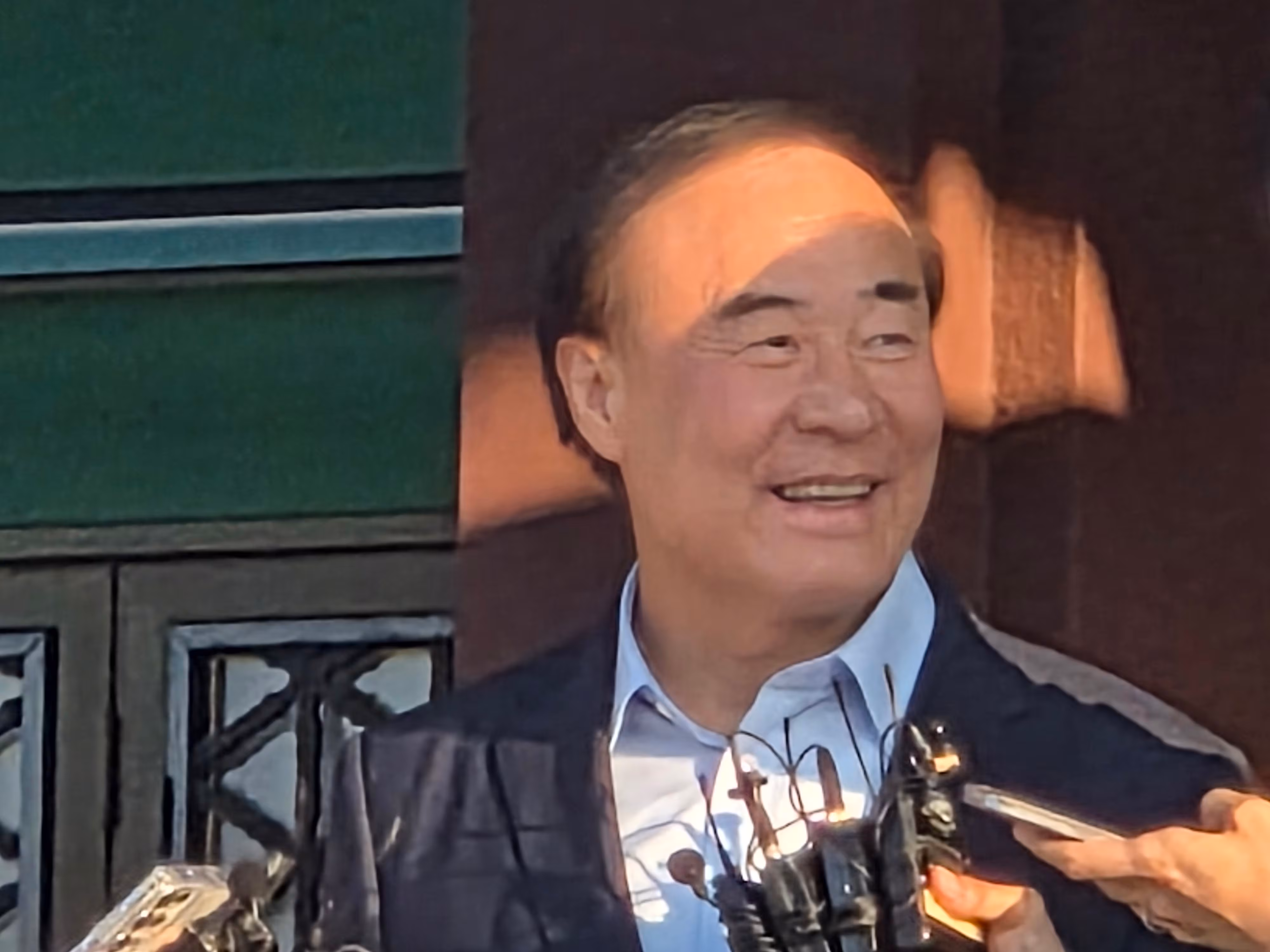전영현 삼성전자 부회장이 8일 서울 신라호텔 영빈관 앞에서 젠슨 황 엔비디아 CEO와의 대담에 관해 기자들에게 발언하고 있다./최효정 기자