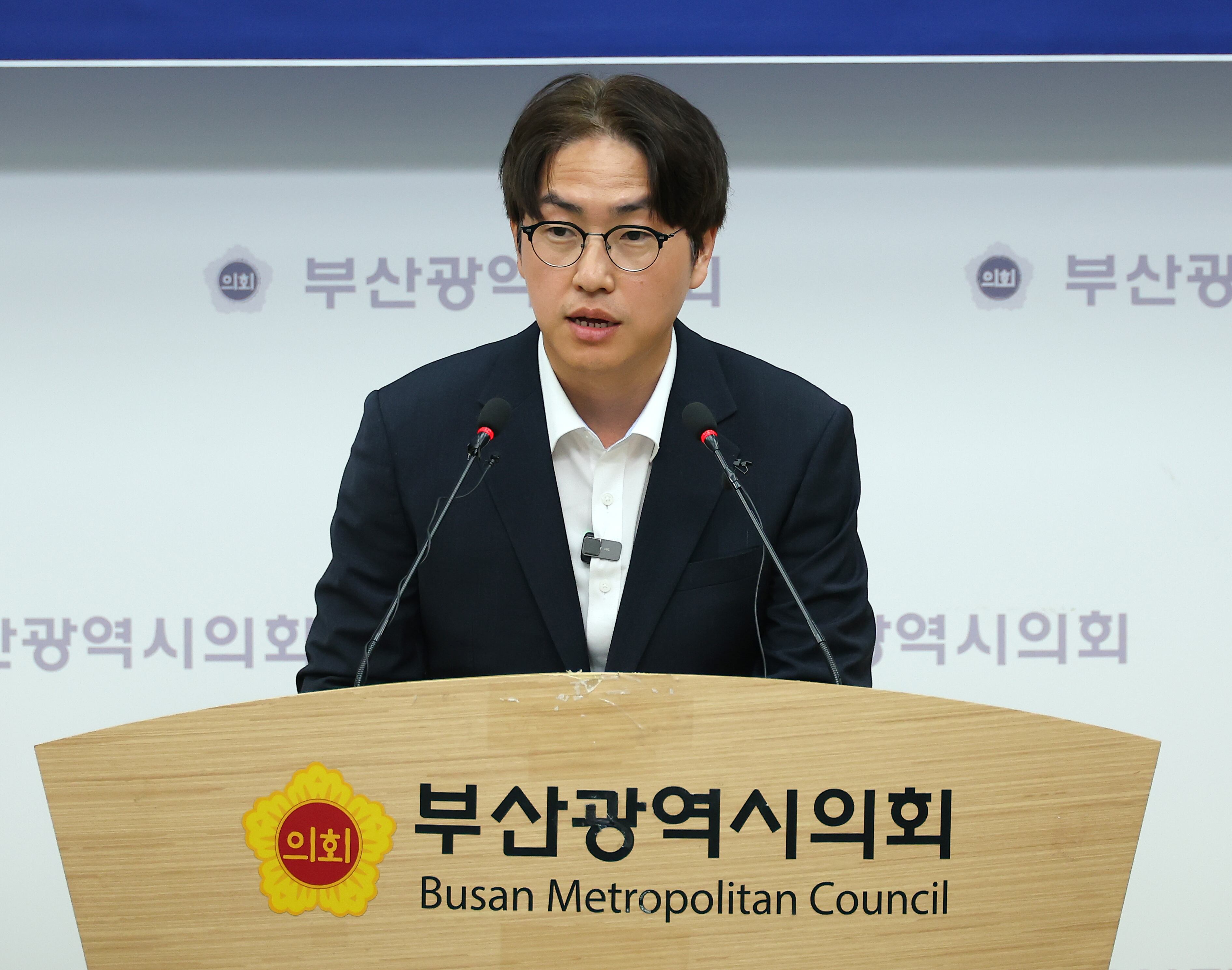 1일 부산 연제구 부산시의회 브리핑룸에서 하정우 더불어민주당 부산 북구갑 국회의원 후보가 기자회견을 열고 지지를 호소하고 있다./연합뉴스