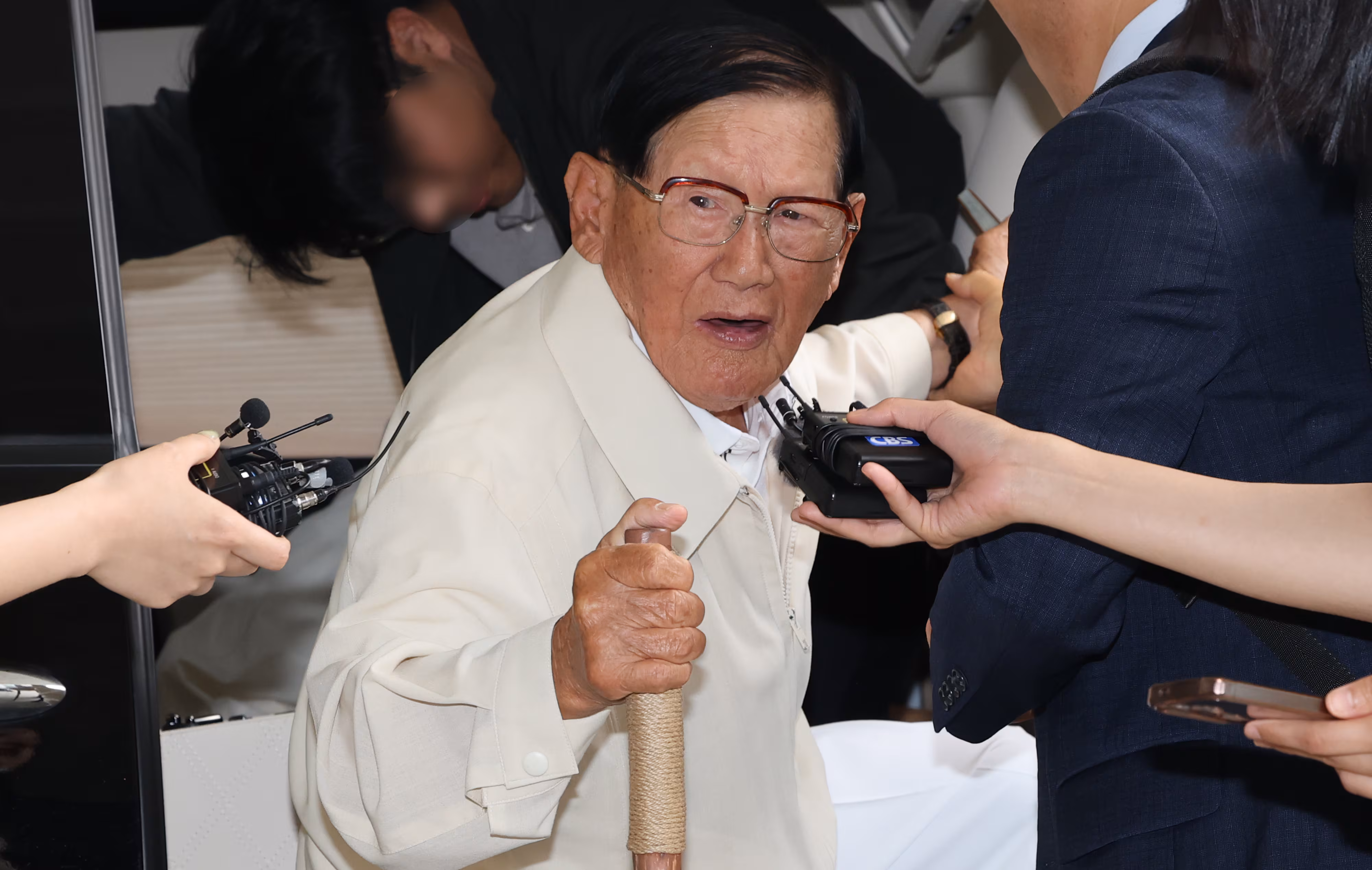 정당법 위반 혐의를 받고 있는 이만희 신천지 총회장이 4일 피의자 신분으로 조사를 받기 위해 서울 서초동 검·경 합동수사본부에 출석하고 있다. /연합뉴스