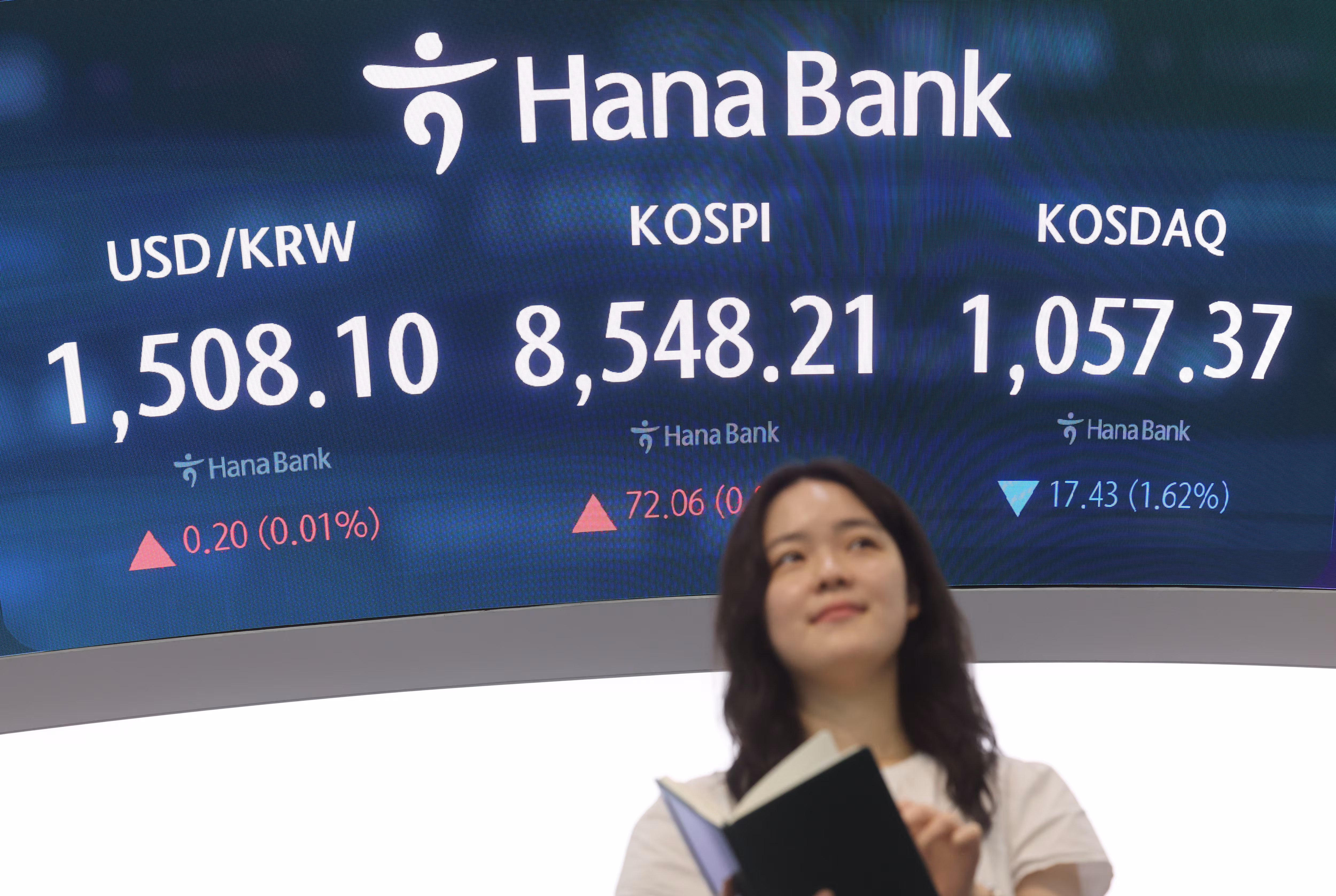 코스피가 상승 출발한 1일 서울 중구 하나은행 딜링룸에서 직원이 업무를 보고 있다. /연합뉴스